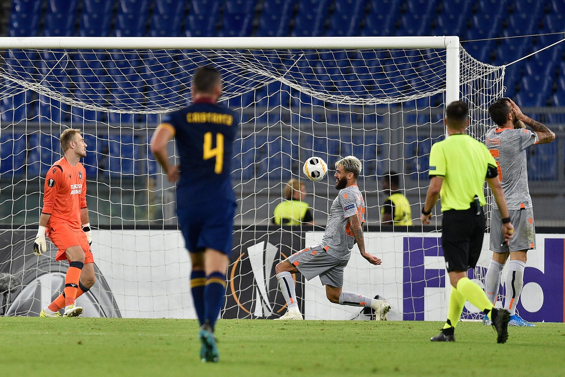 Başakşehirli futbolcu Caiçara, kendi kalesine attığı golle Roma'yı 1-0 öne geçirdi