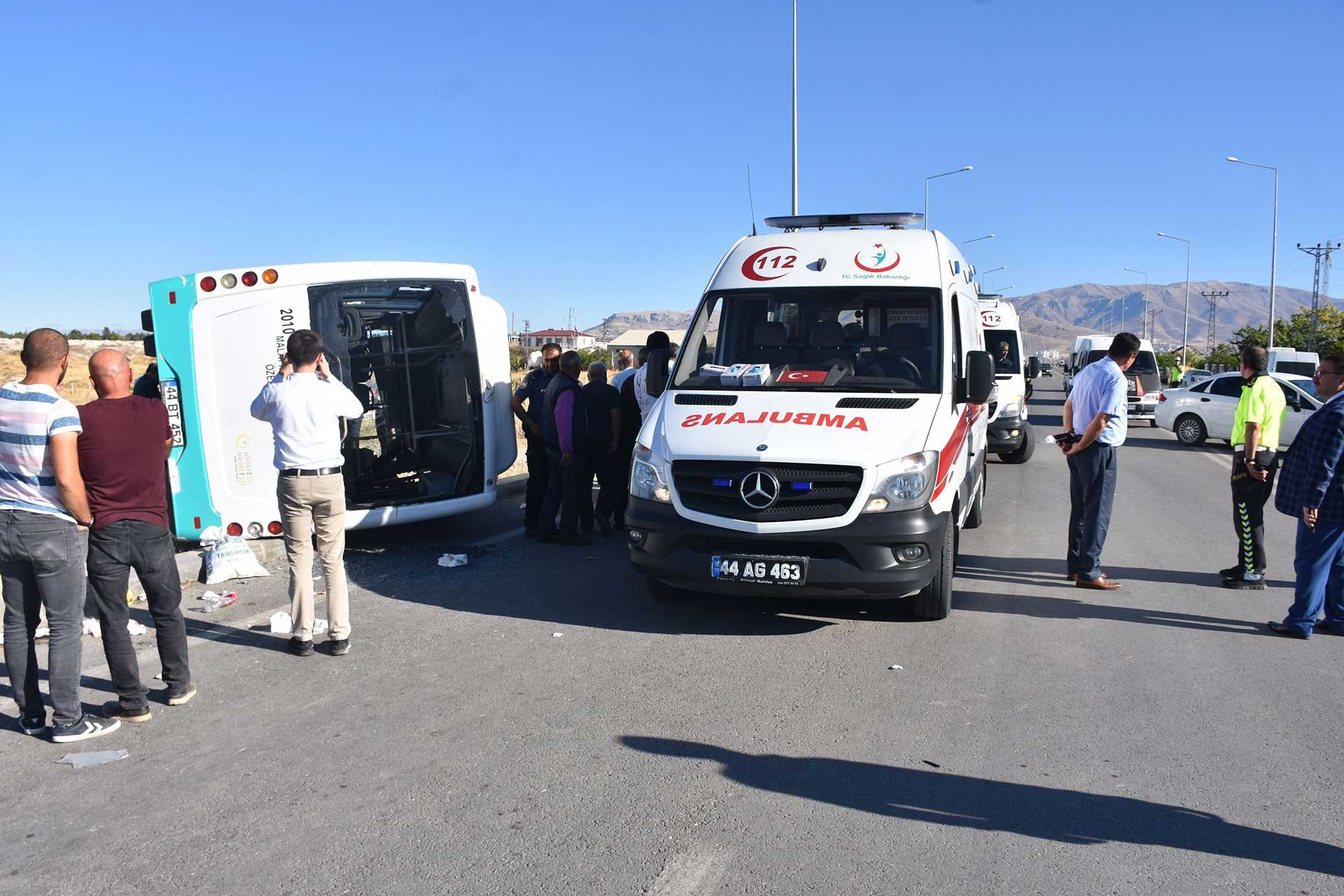 Malatya'da yolcu midibüsü devrildi: 26 yaralı