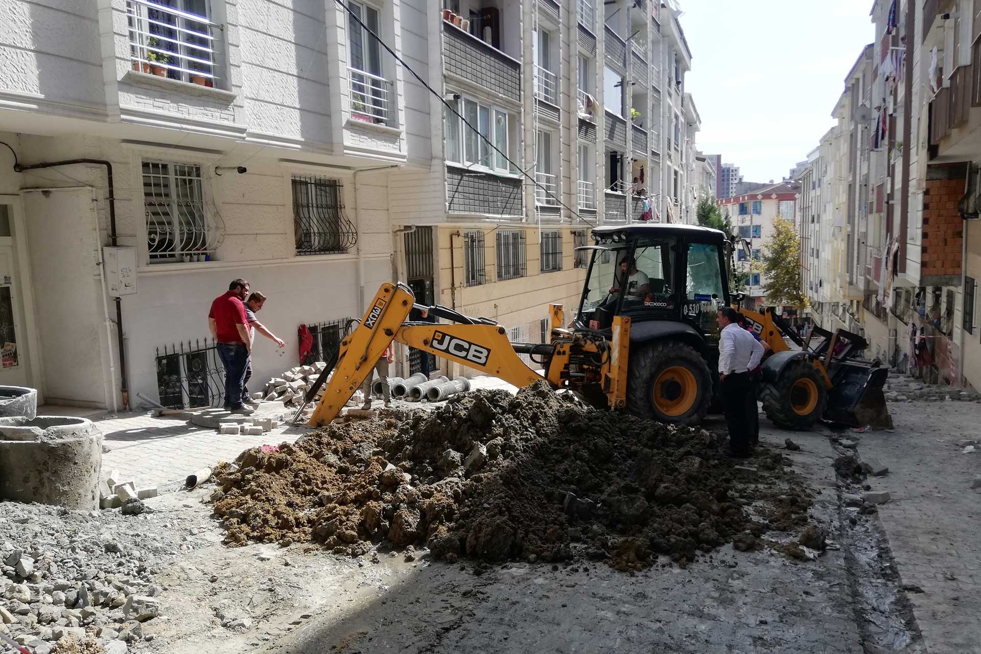 Esenyurt'ta yol çalışması sırasında göçük: 1 işçi yaralandı