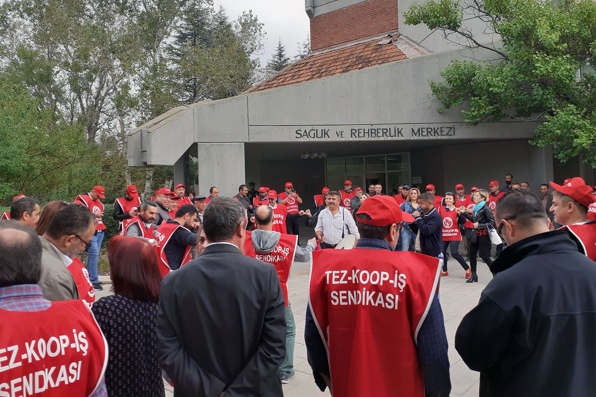 ODTÜ'de sağlık merkezine gidemeyen işçiler iş bıraktı: Sağlık yoksa iş de yok!