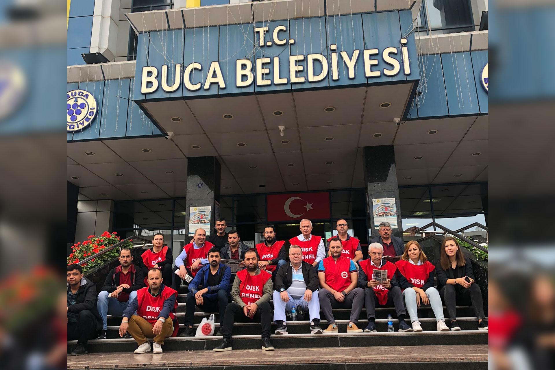 Buca Belediyesinde ücretlerini alamayan işçiler oturma eylemi yaptı