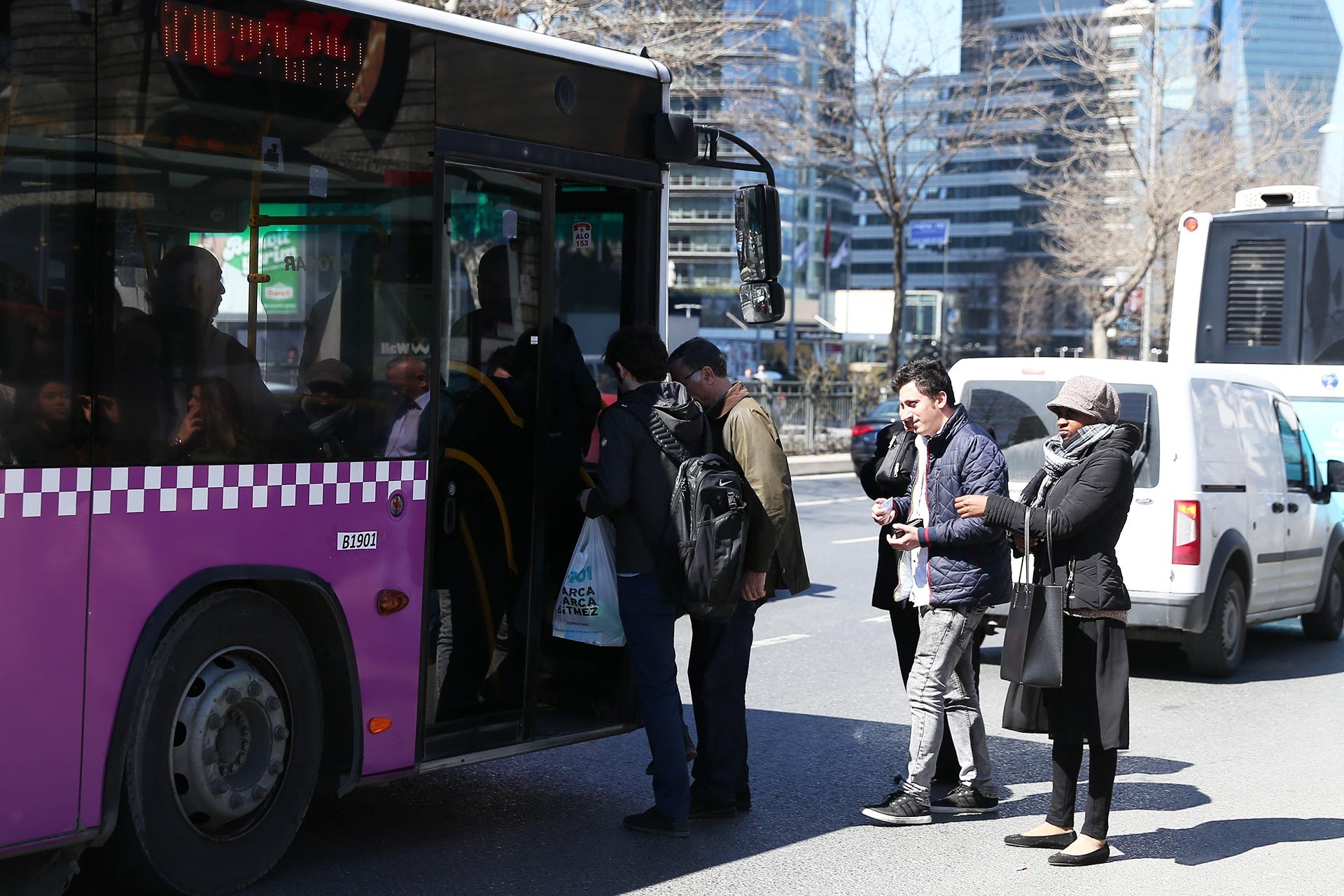 60 yaş üstü yurttaşlar ulaşımın yoğun olduğu saatlerde tam bilet ücreti ödeyecek