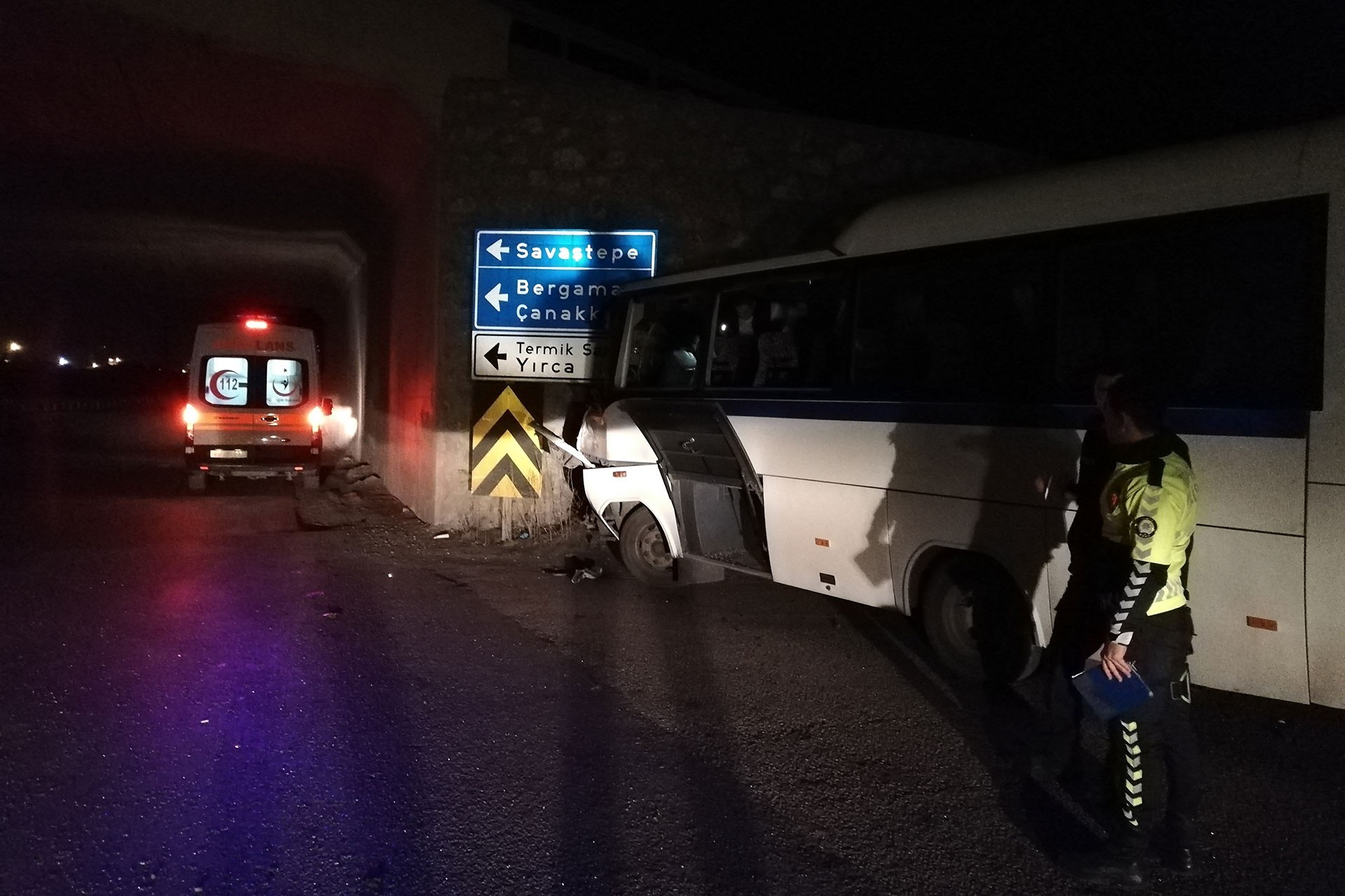 Soma'da maden işçilerini taşıyan servis midibüsü ile kamyon çarpıştı: 26 yaralı