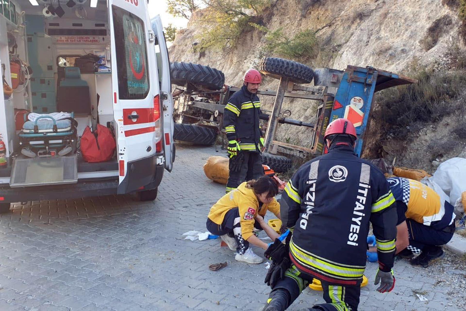 Denizli'de tarım işçilerini taşıyan traktör devrildi: 9 işçi yaralandı