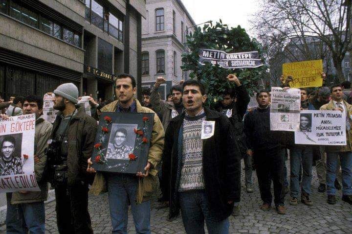 Metin İlgün, Metin Göktepe'nin polislerce öldürülmesinin ardından Ahmet Şık'la beraber eylemde