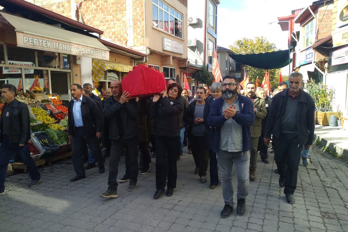 Yaşamını yitiren Emek Partisi MYK Üyesi Metin İlgün, memleketi Dersim'in Pertek ilçesinde düzenlenen törenle uğurlandı