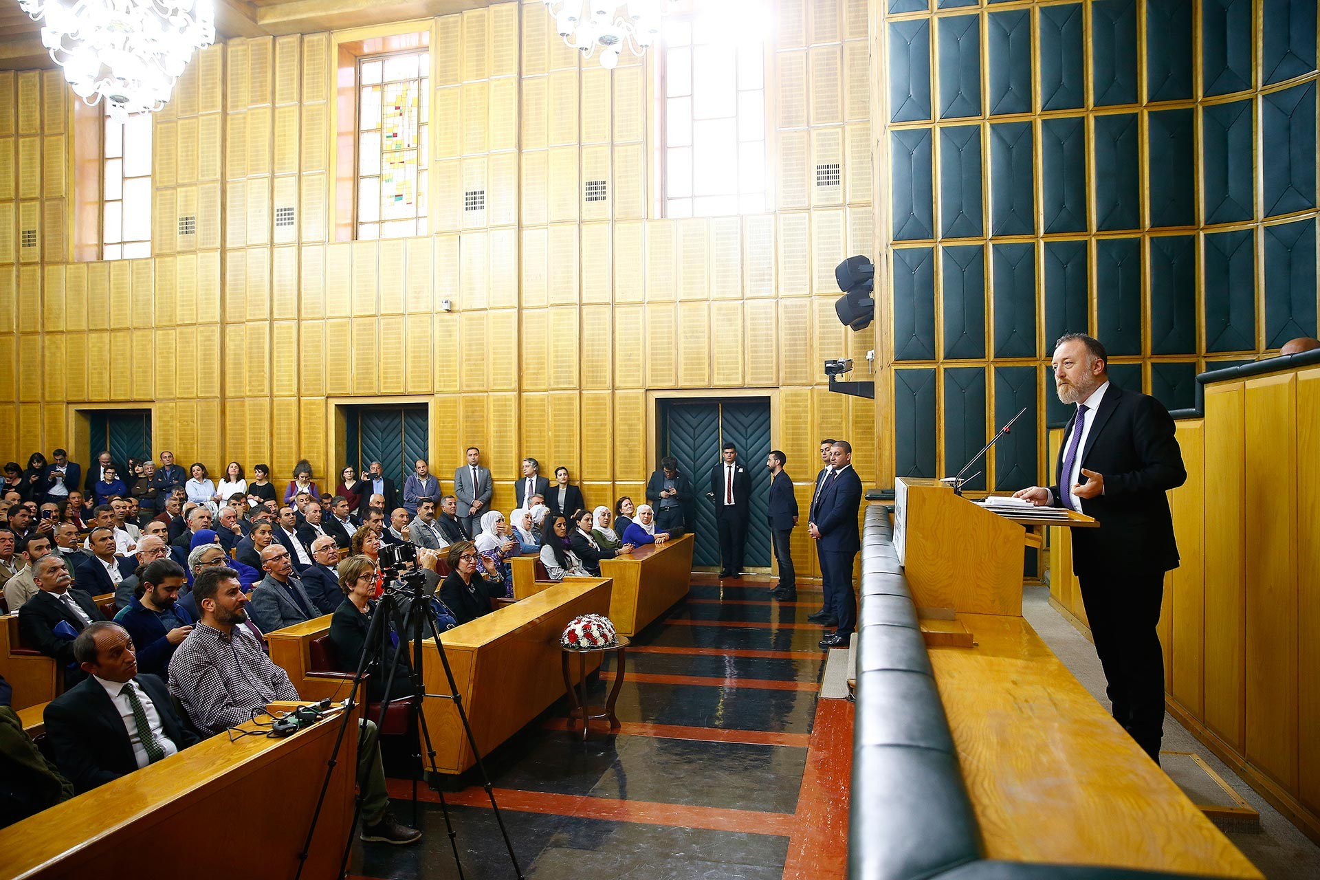 HDP Eş Genel Başkanı Sezai Temelli, partisinin grup toplantısında konuşurken