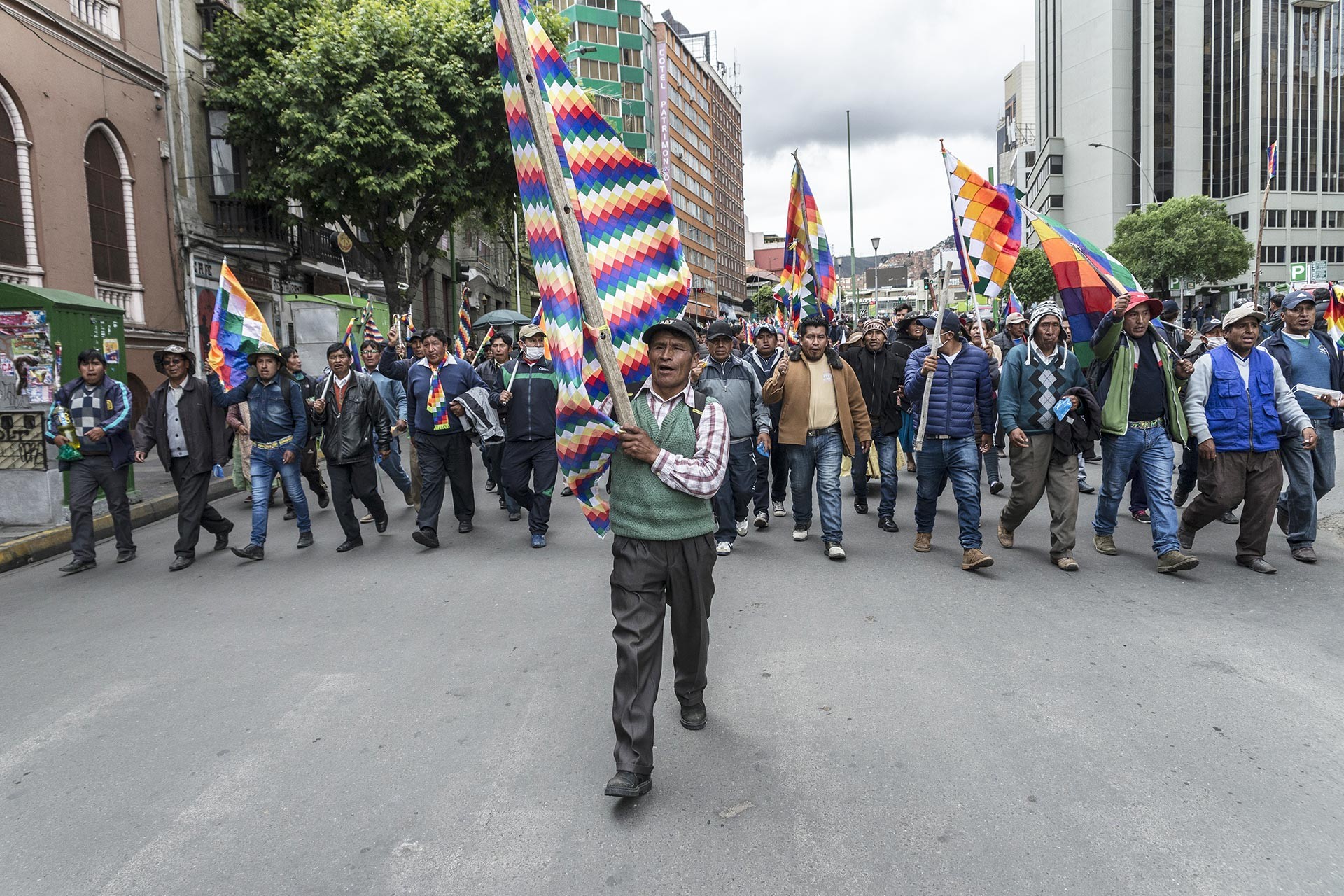 Bolivya'da yerli halk, darbeyle birlikte hedef alınan Kızılderili bayrağı Whipala'ya saygı gösterilmesini talebiyle eylem yaparken