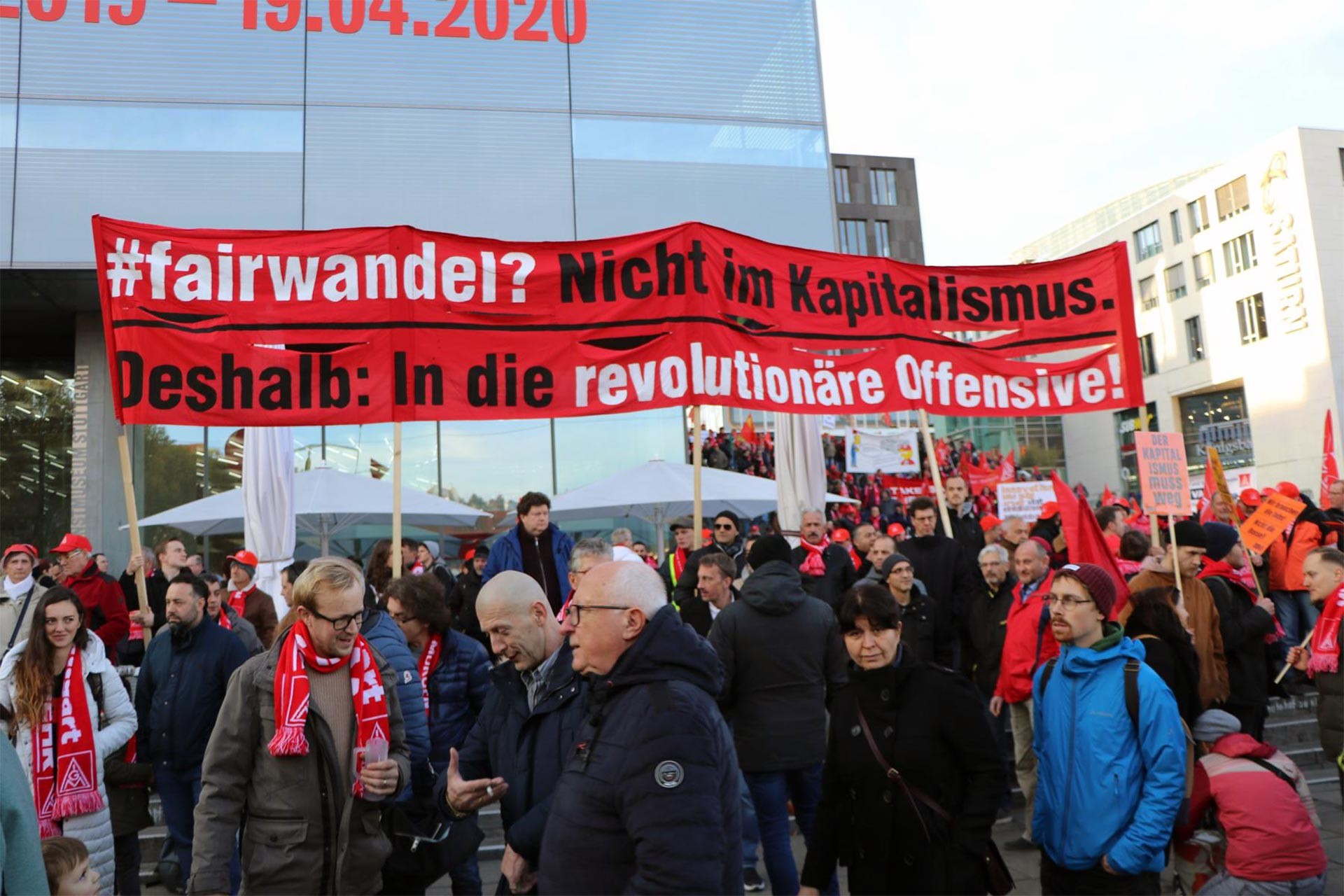 Almanya'da işten atmalara karşı miting düzenleyen metal işçileri