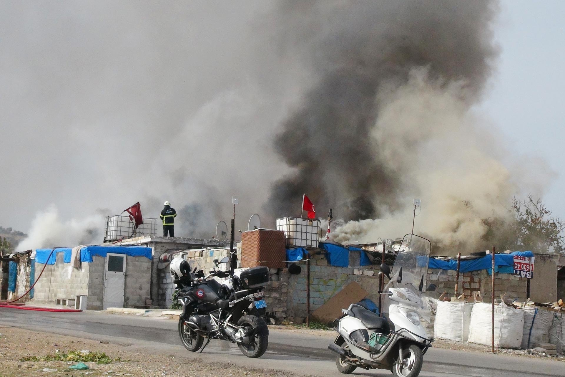 Kilis'te Suriyeli tarım işçilerinin kaldığı barakada yangın çıktı, 13 çocuk yaralandı