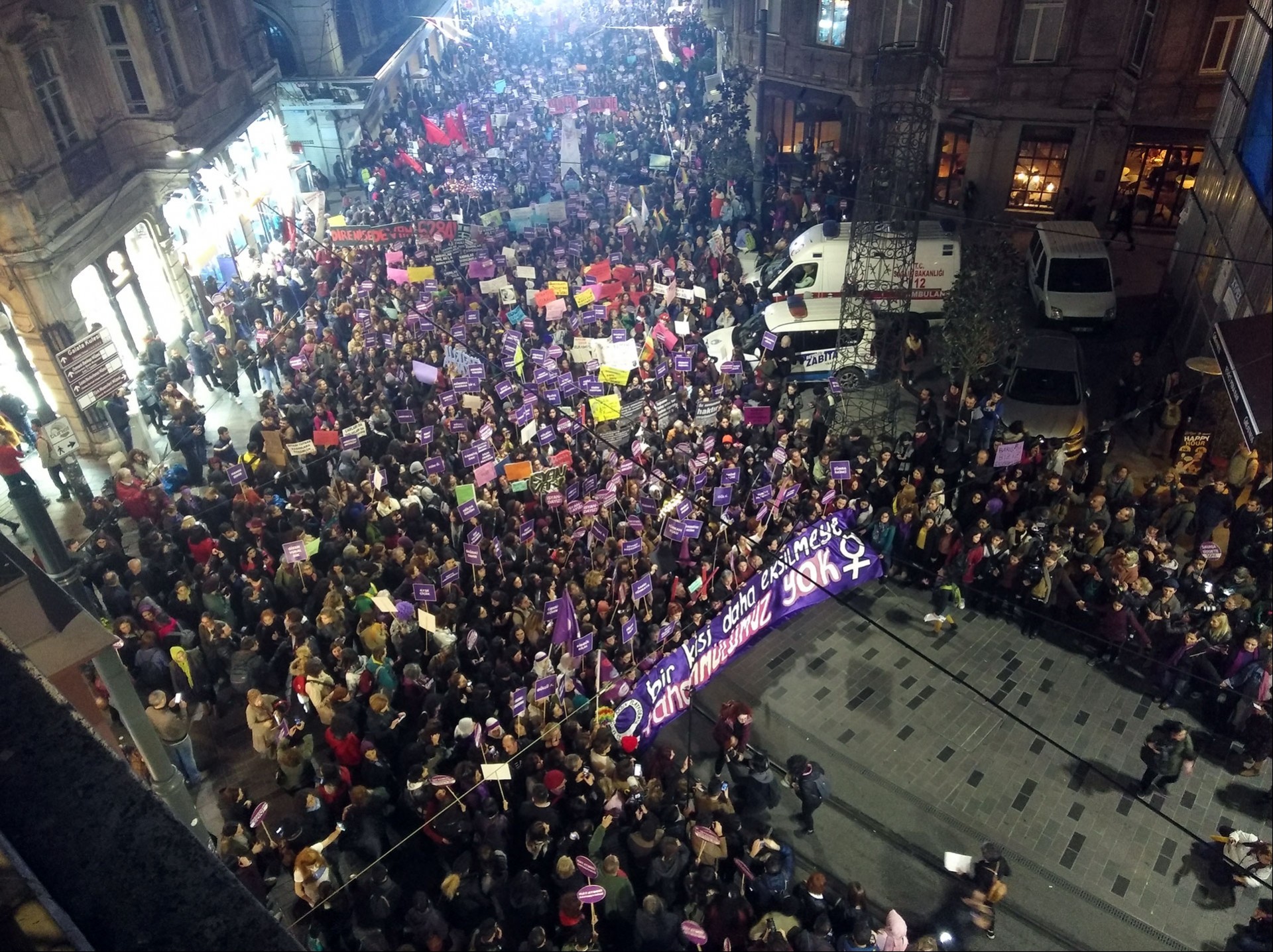 Taksim'de 25 kasım yürüyüşü 