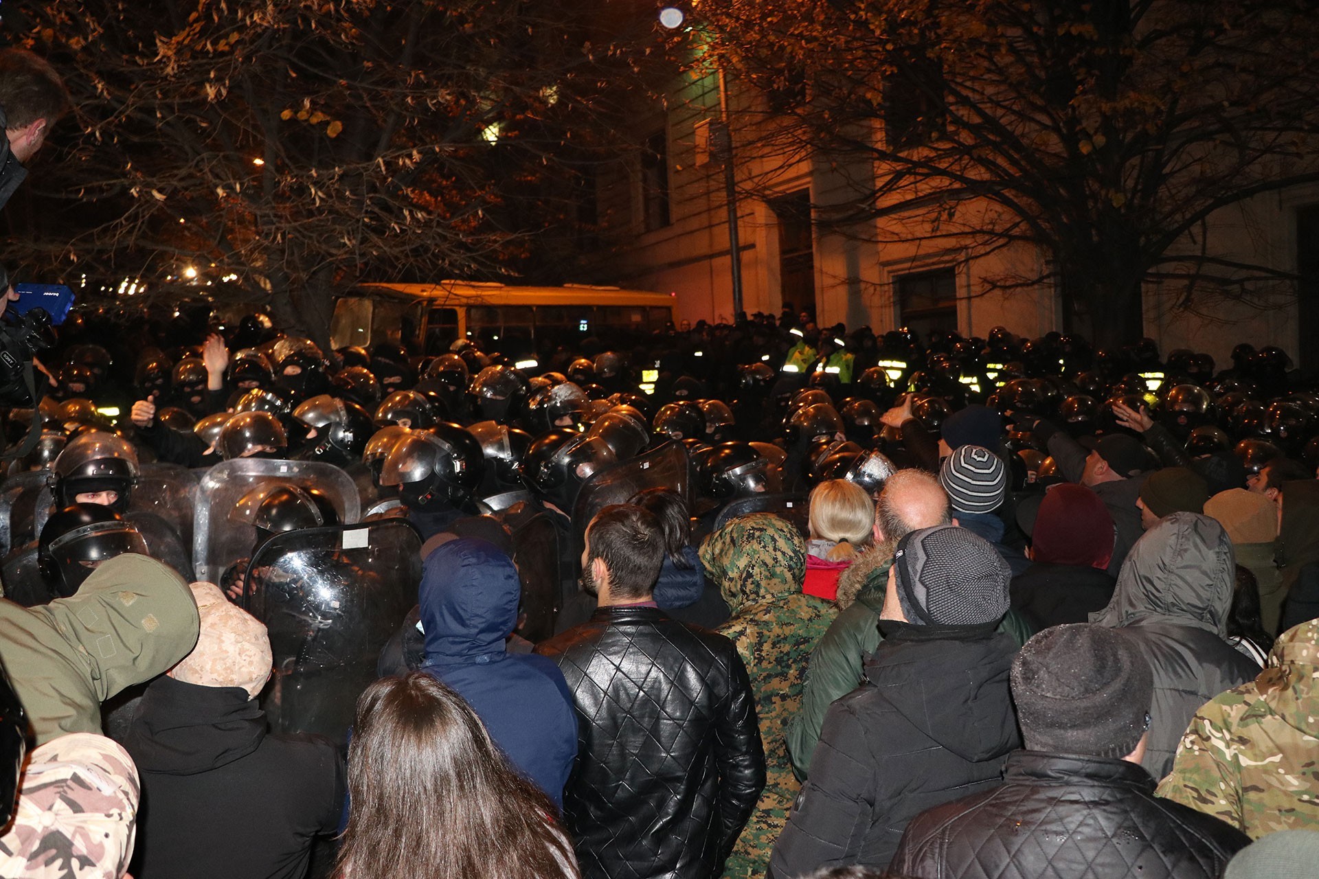 Gürcistan'da parlamento eylemine polis müdahale etti