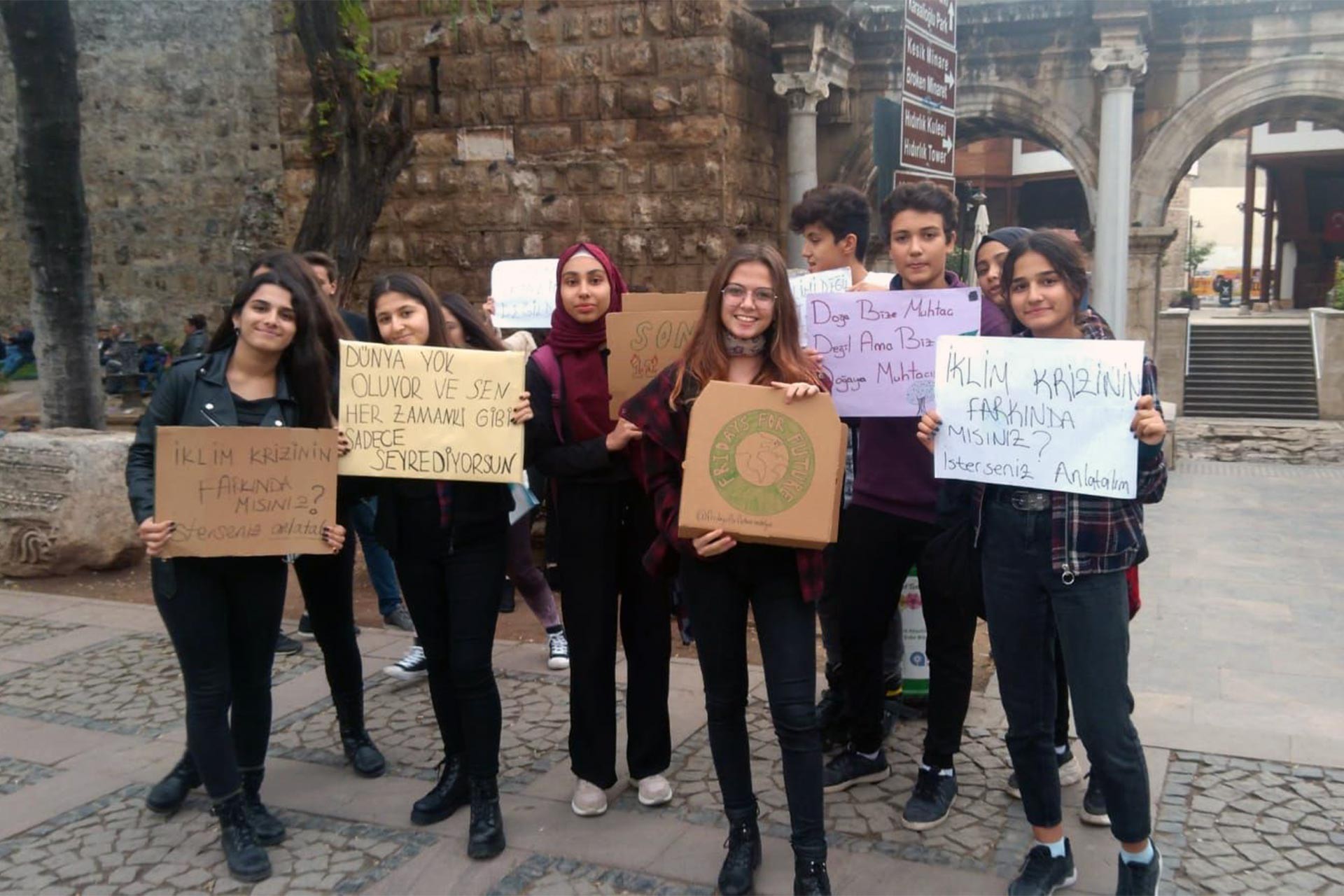 Antalya'da iklim değişikliğine dikkat çekmek için eylem yapan gençler