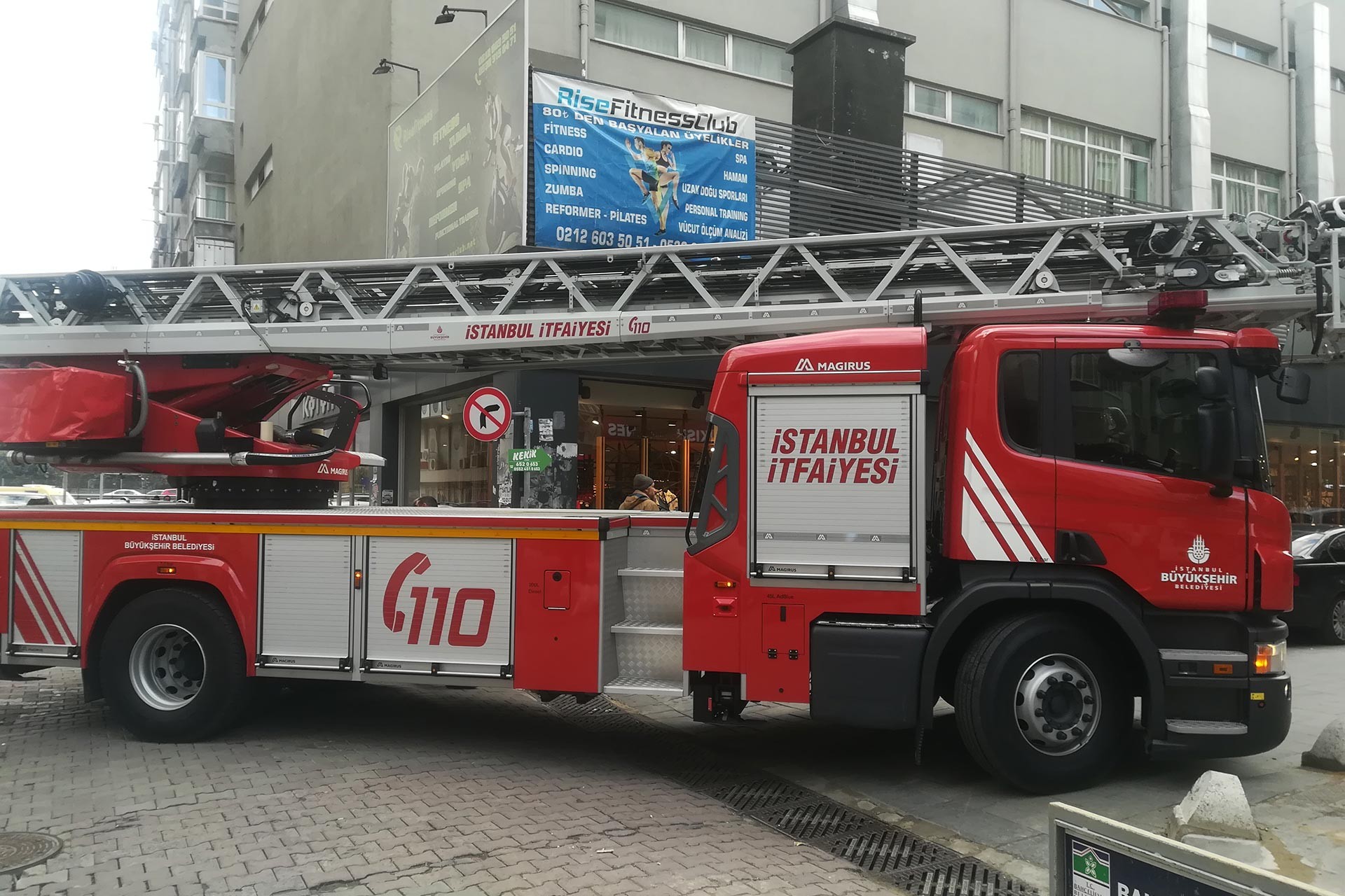 Kadıköy'de merdivenin kırılmasıyla yaralanan itfaiyeci hayatını kaybetti