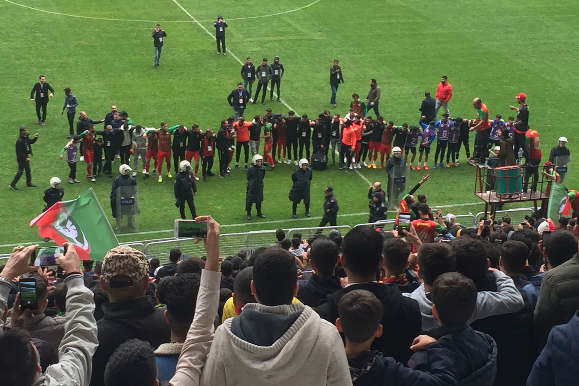 Amedspor sahada taraftarını selamlıyor.