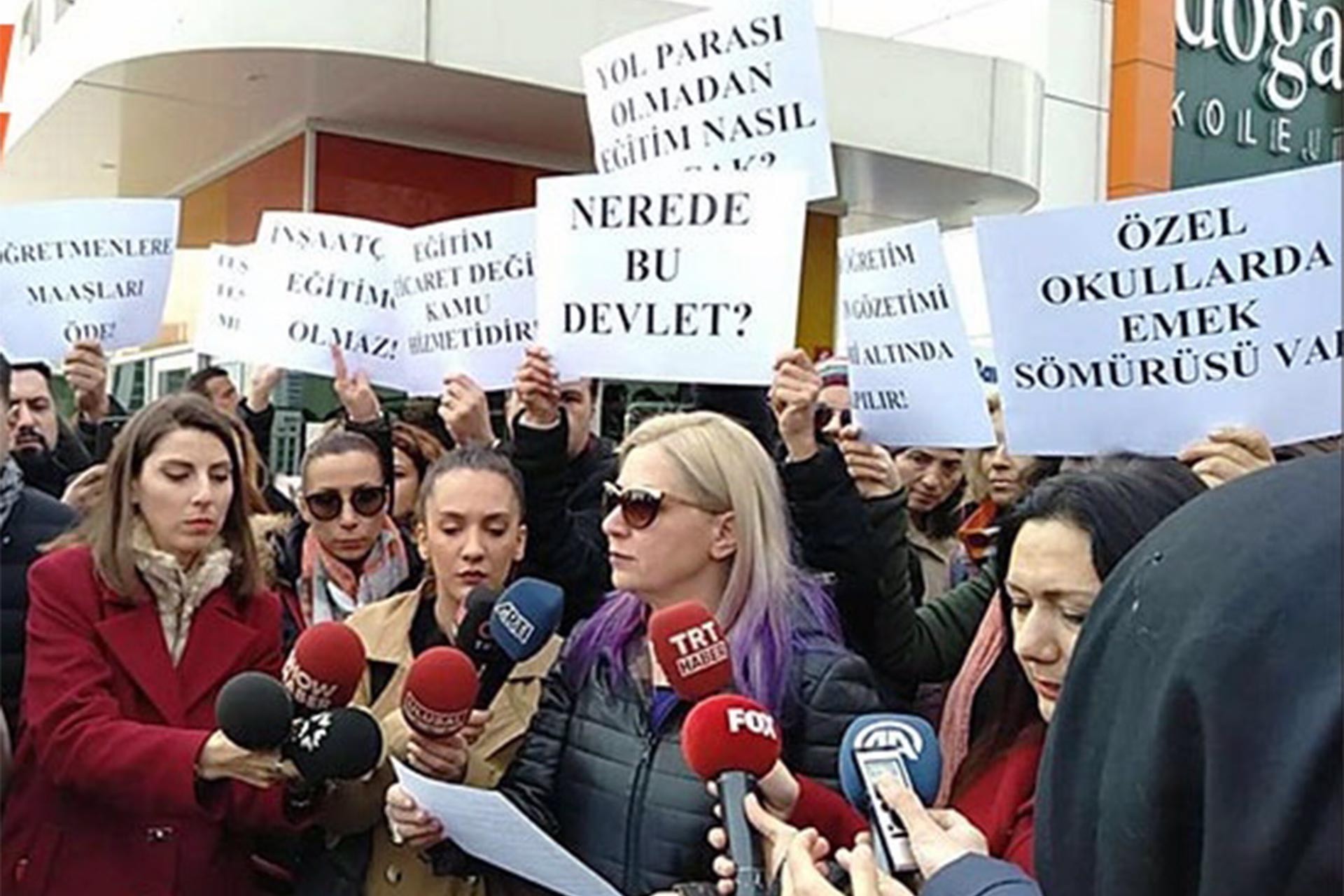 Doğa Koleji'nde velilerden iş bırakan öğretmenlere destek