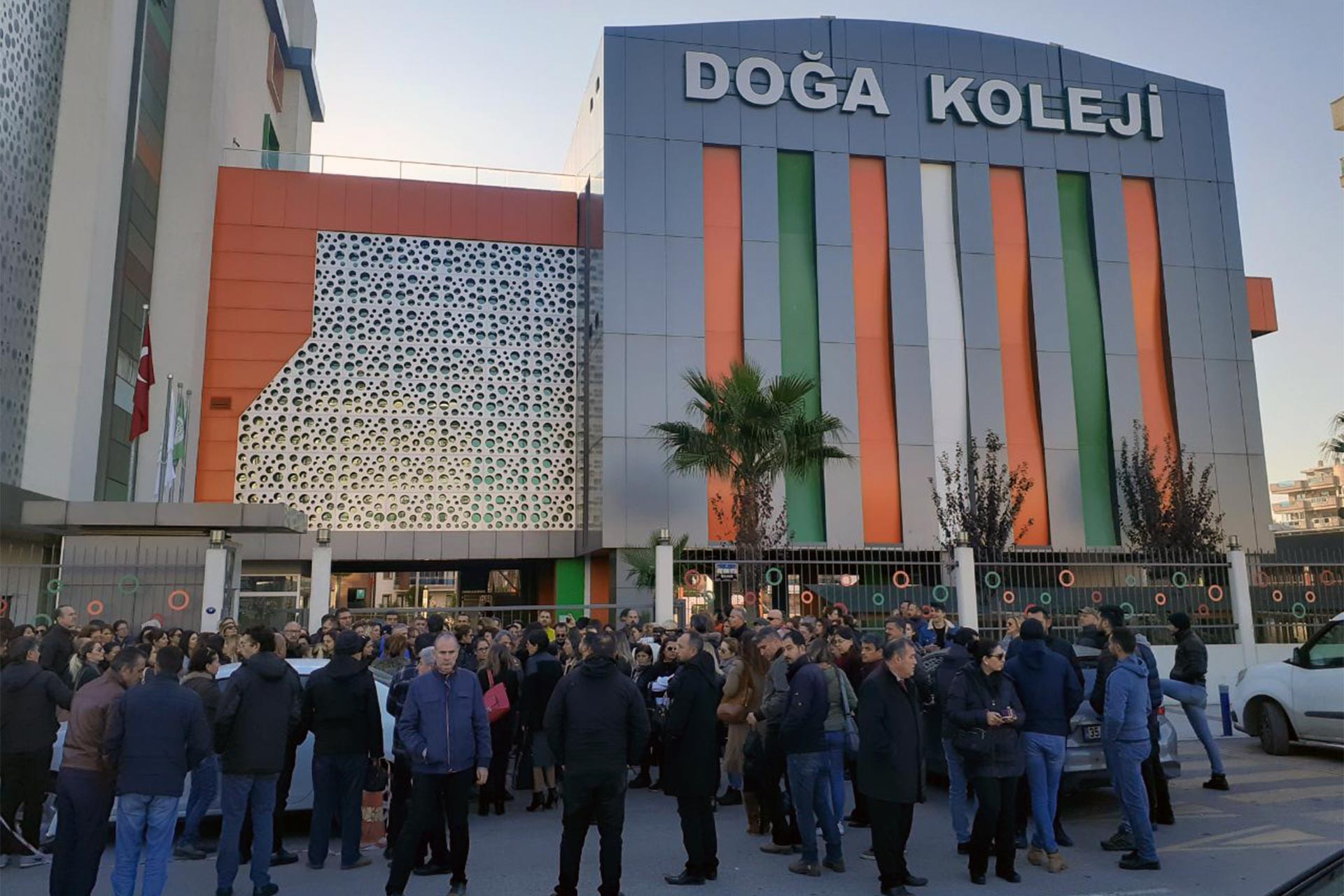 Öğretmenlerin ücretlerini ödemeyen Doğa Koleji'nden "devirden sonra" ödeme açıklaması