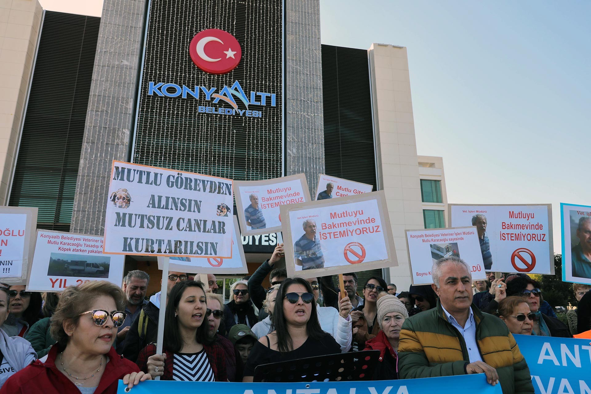 Antalya'da hayvan hakları savunucuları, Karacaoğlu'nun görevden alınmasını istedi