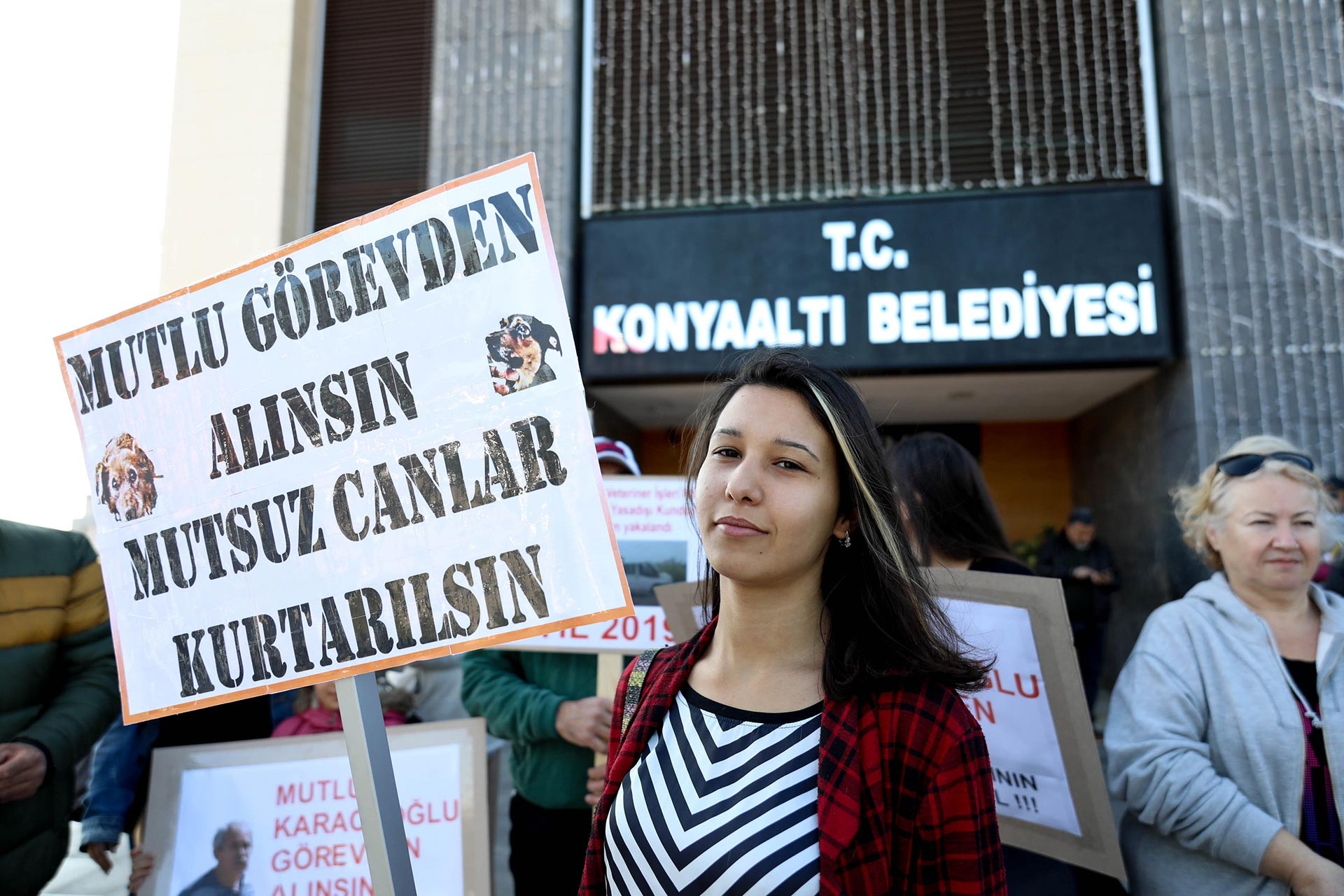 Hayvan hakları savunucuları Konyaaltı Belediyesi binası önünde Mutlu Karacaoğlu'nun görevden alınması talebiyle eylem yaparken