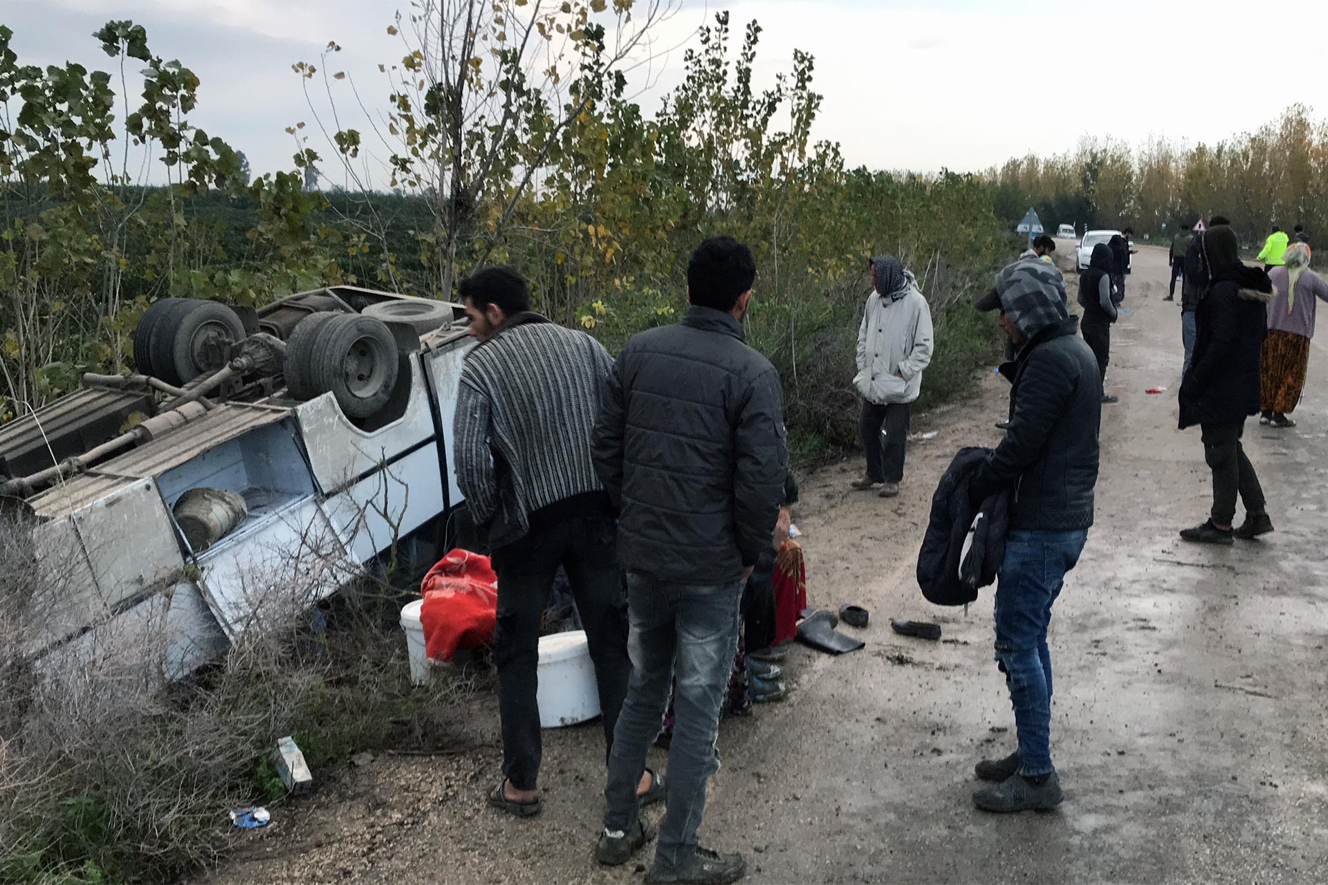 Tarım işçilerini taşıyan midibüs devrildi: 11 yaralı