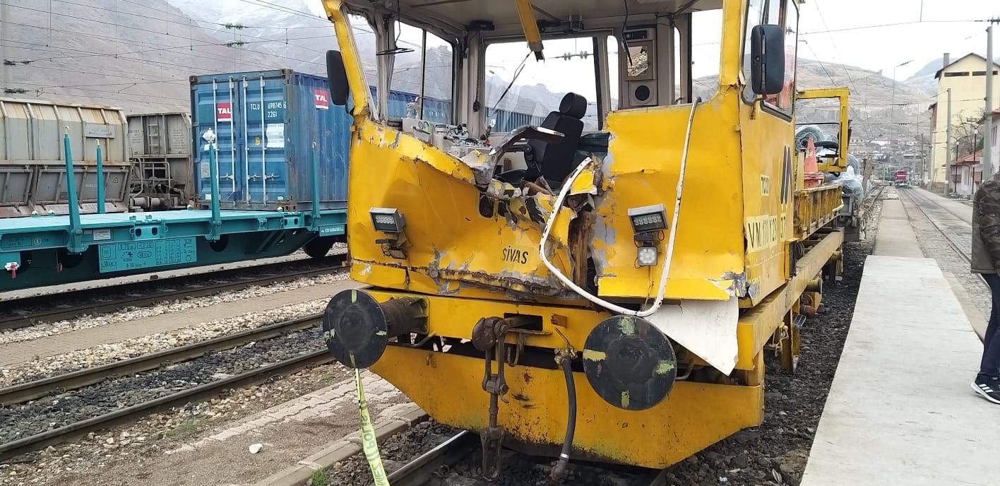 Sivas'ta demir yolunda iş makinesiyle mobil araç çarpıştı: 1 ölü, 7 yaralı