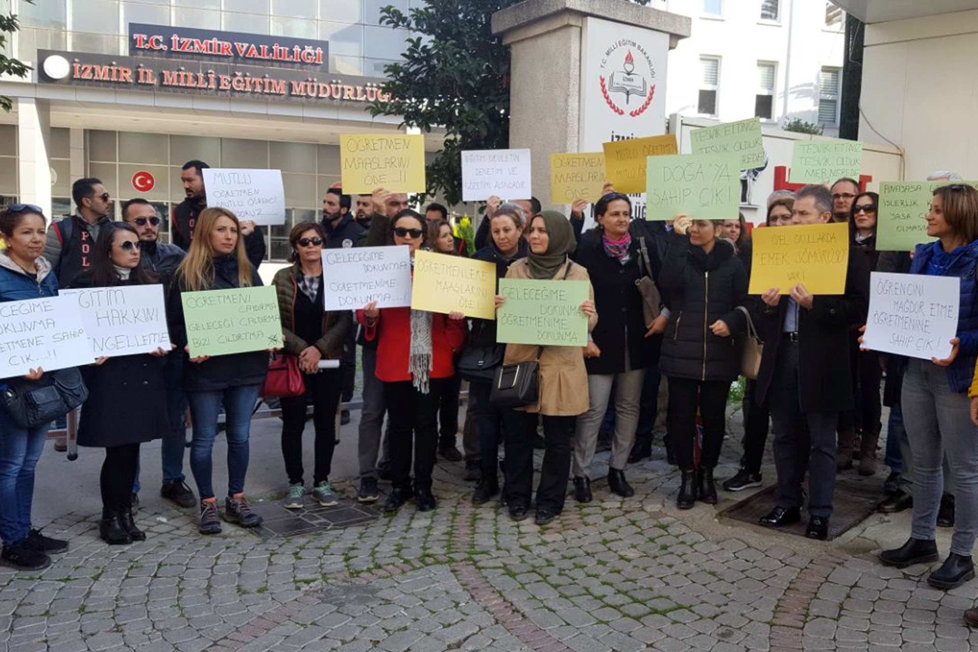 İzmir Doğa Koleji öğrencilerinin velileri milli eğitim müdürlüğü önünde eylemde