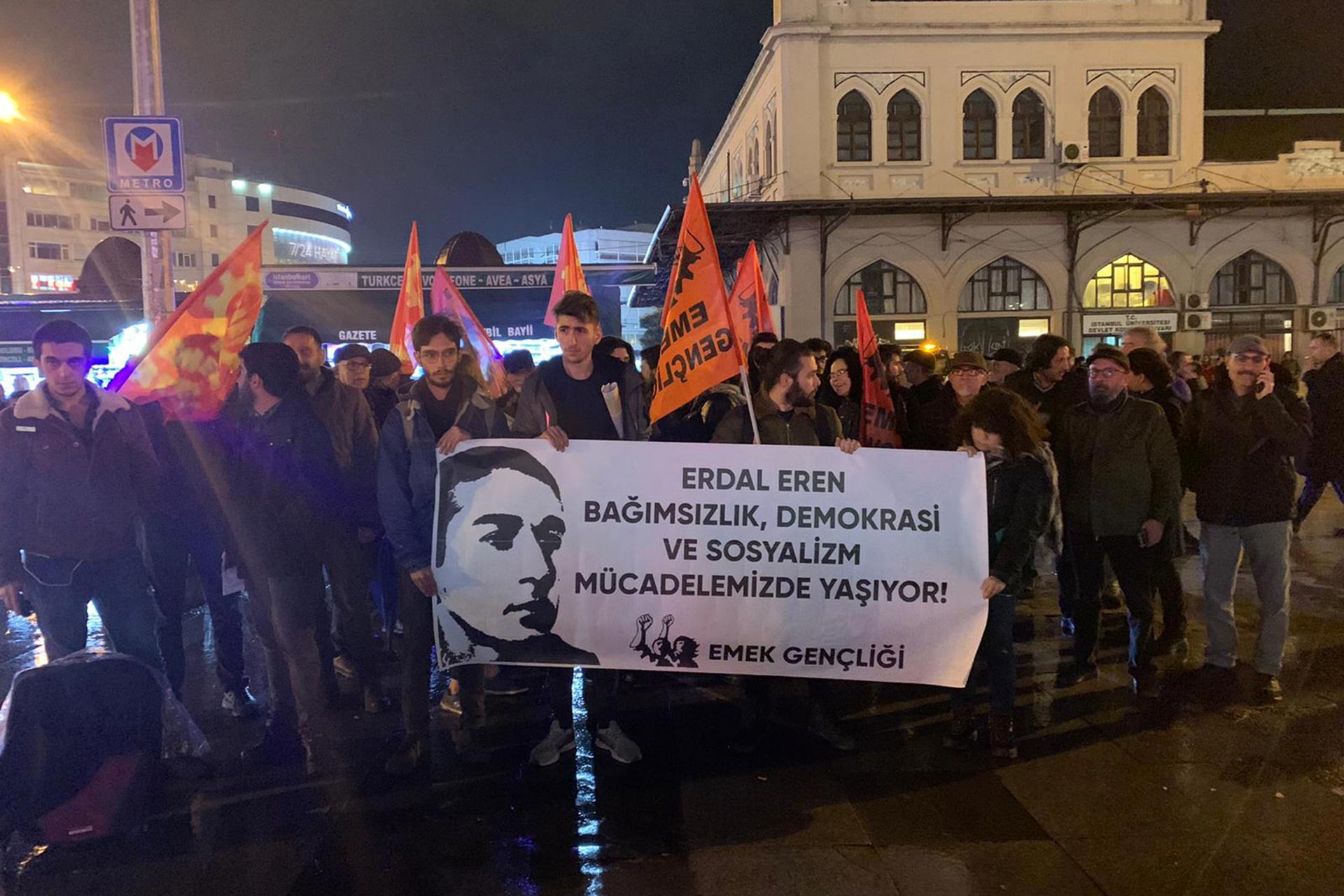 İstanbul Kadıköy Rıhtım'da yapılan Erdal Eren anmasında Emek Gençliği üyesi gençler 'Erdal Eren bağımsızlık, demokrasi ve sosyalizm mücadelemizde yaşıyor!' yazılı pankartı tutarken