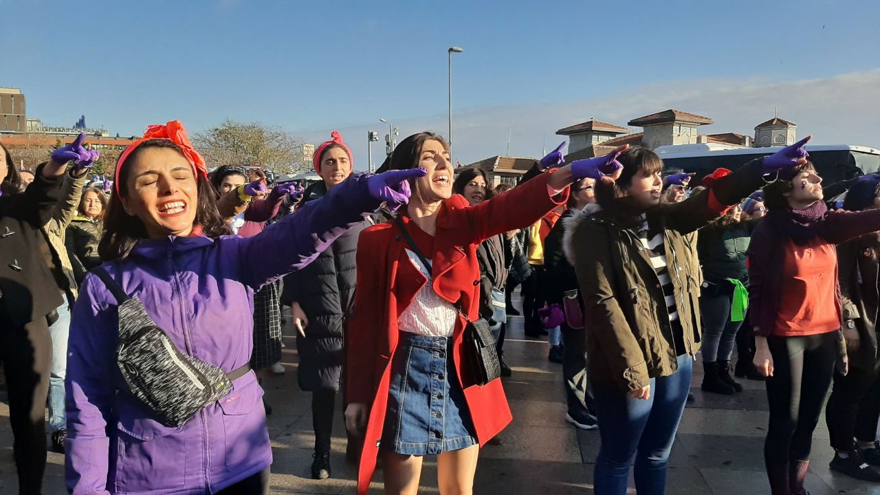 İstanbul'da kadınların danslı protestosu.