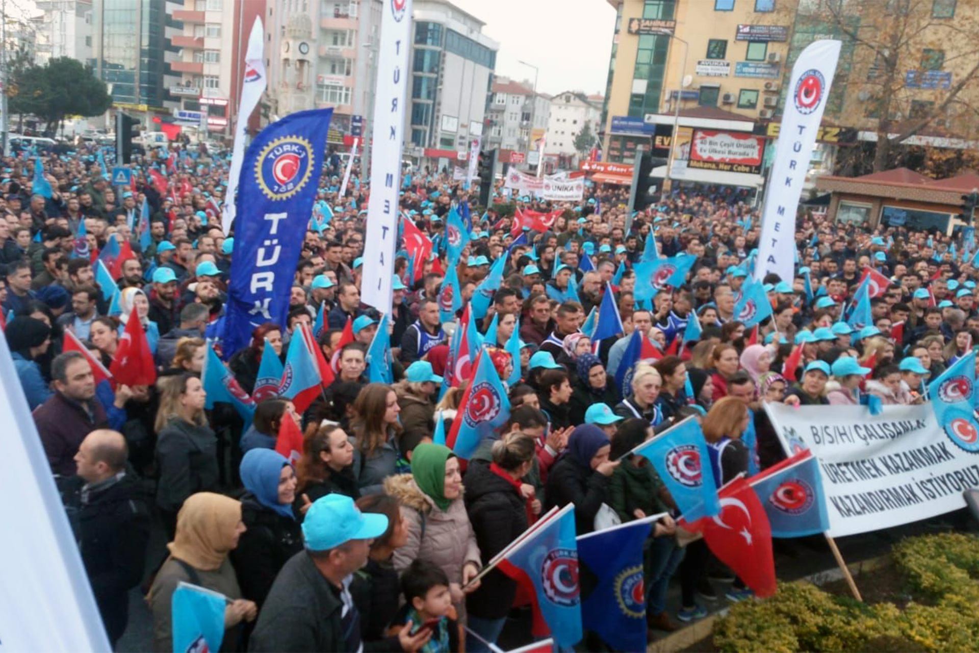 MESS'i protesto eden Türk Metal üyesi işçiler