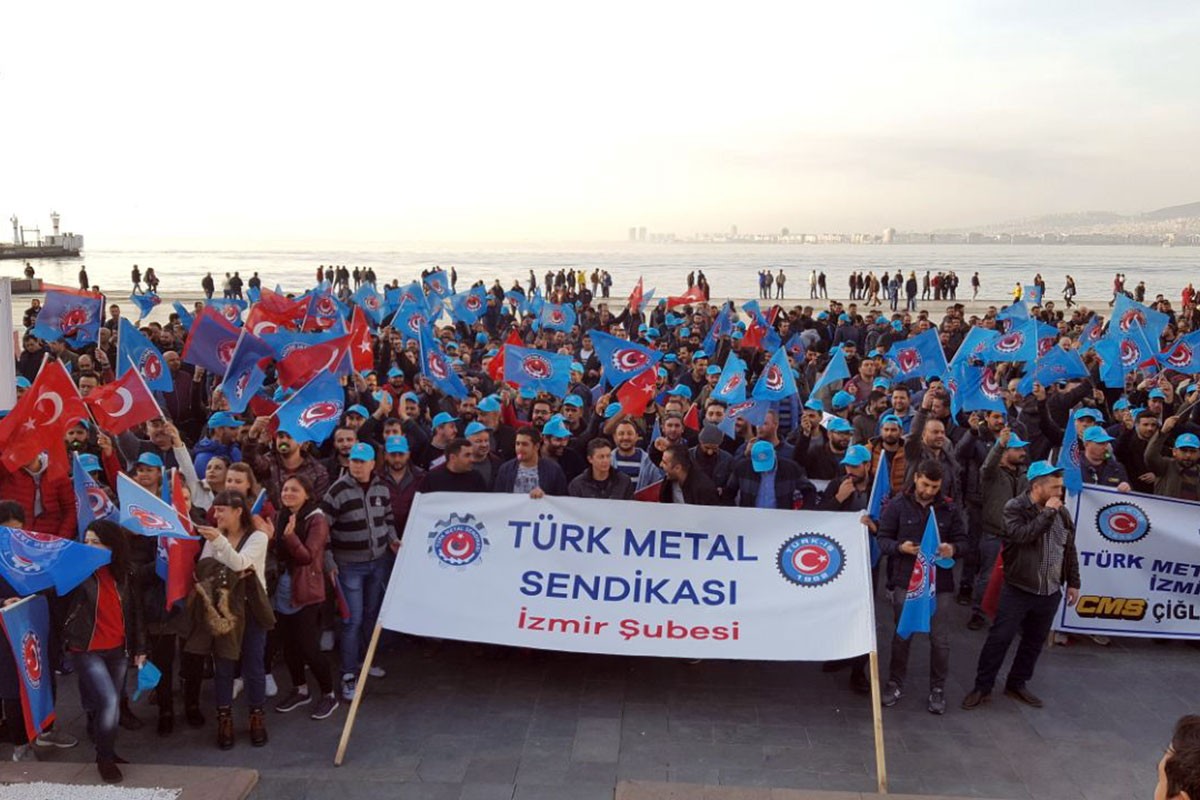 İzmir'de kent meydanına toplanan Türk Metal üyesi işçiler.