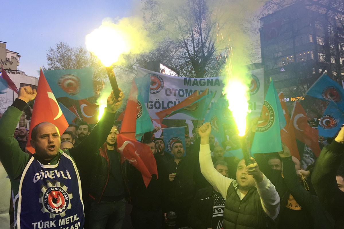 Kocaeli kent meydanına toplanan Türk Metal üyesi işçiler.