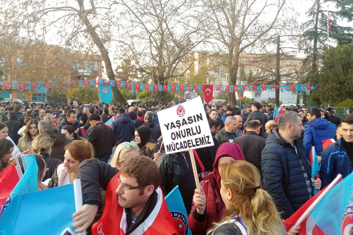 Kocaeli Gölcük'te meydanda toplanan Türk Metal üyesi işçiler. Kadın işçiler ön saflarda...