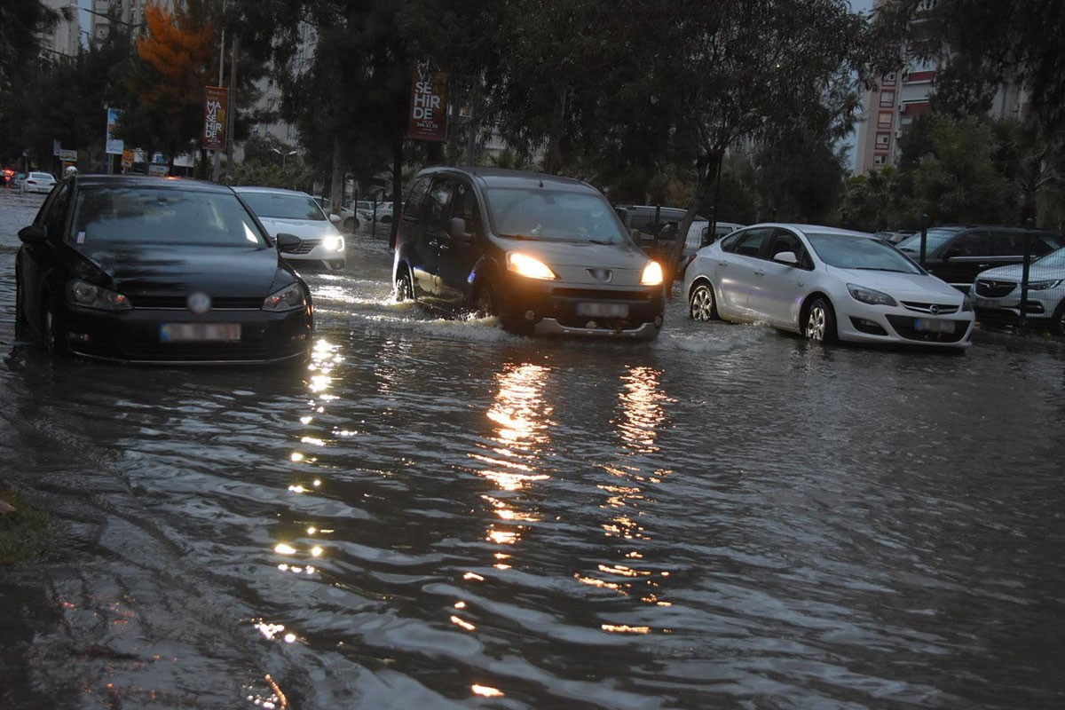 İzmir'de sağanak etkili oldu; yollar göle döndü, binalara su doldu