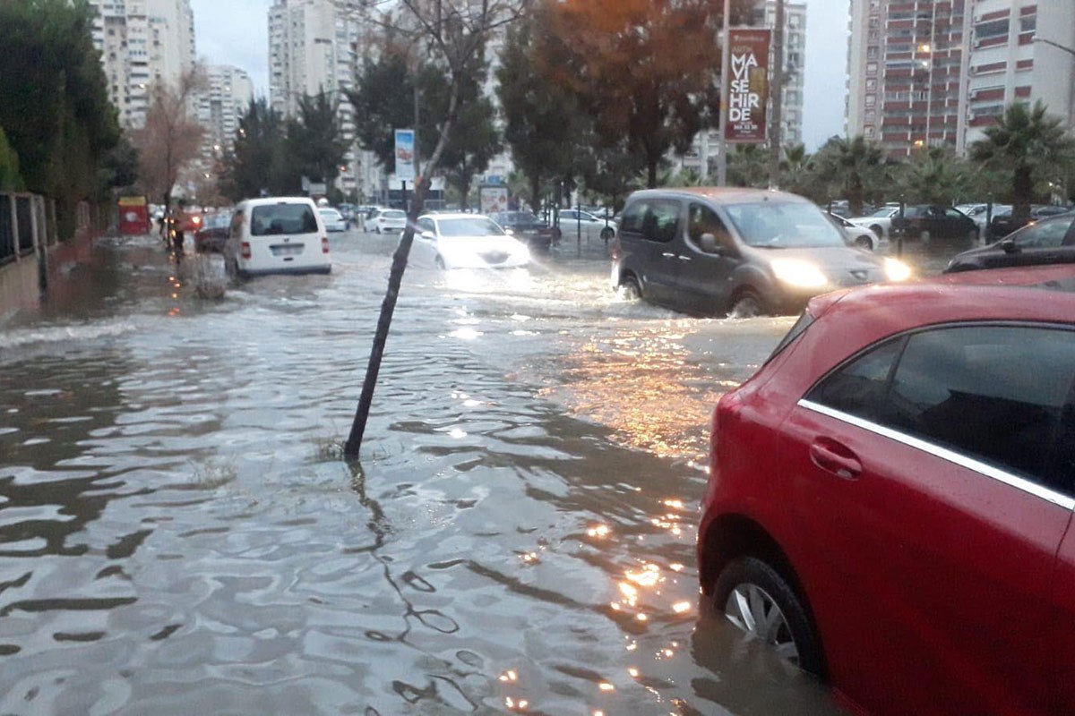 Sularla kaplı yolda ilerlemeye çalışan araçlar.