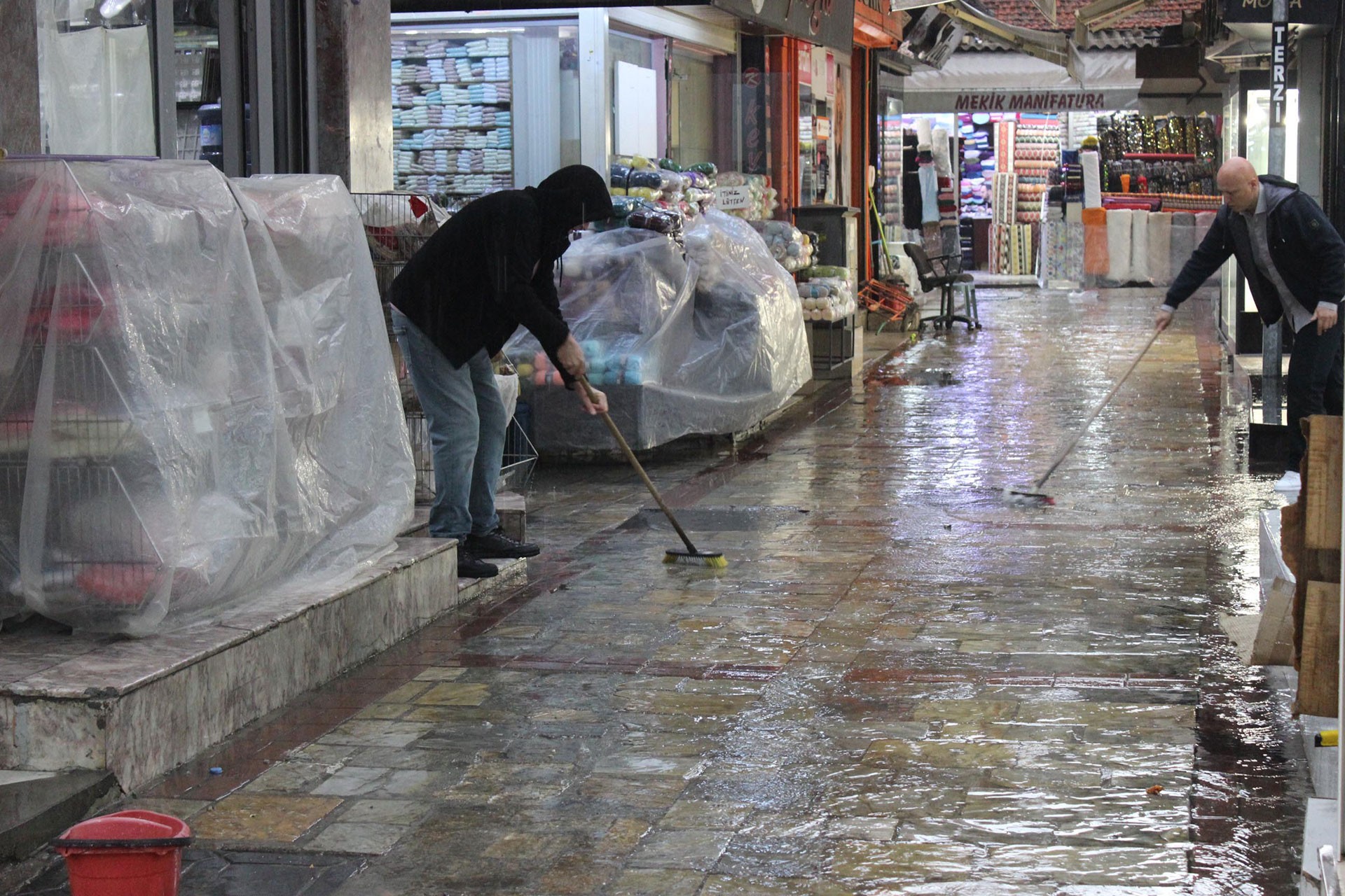 İzmir'de sağanak Kemeraltı Çarşısı'nı sular altında bıraktı