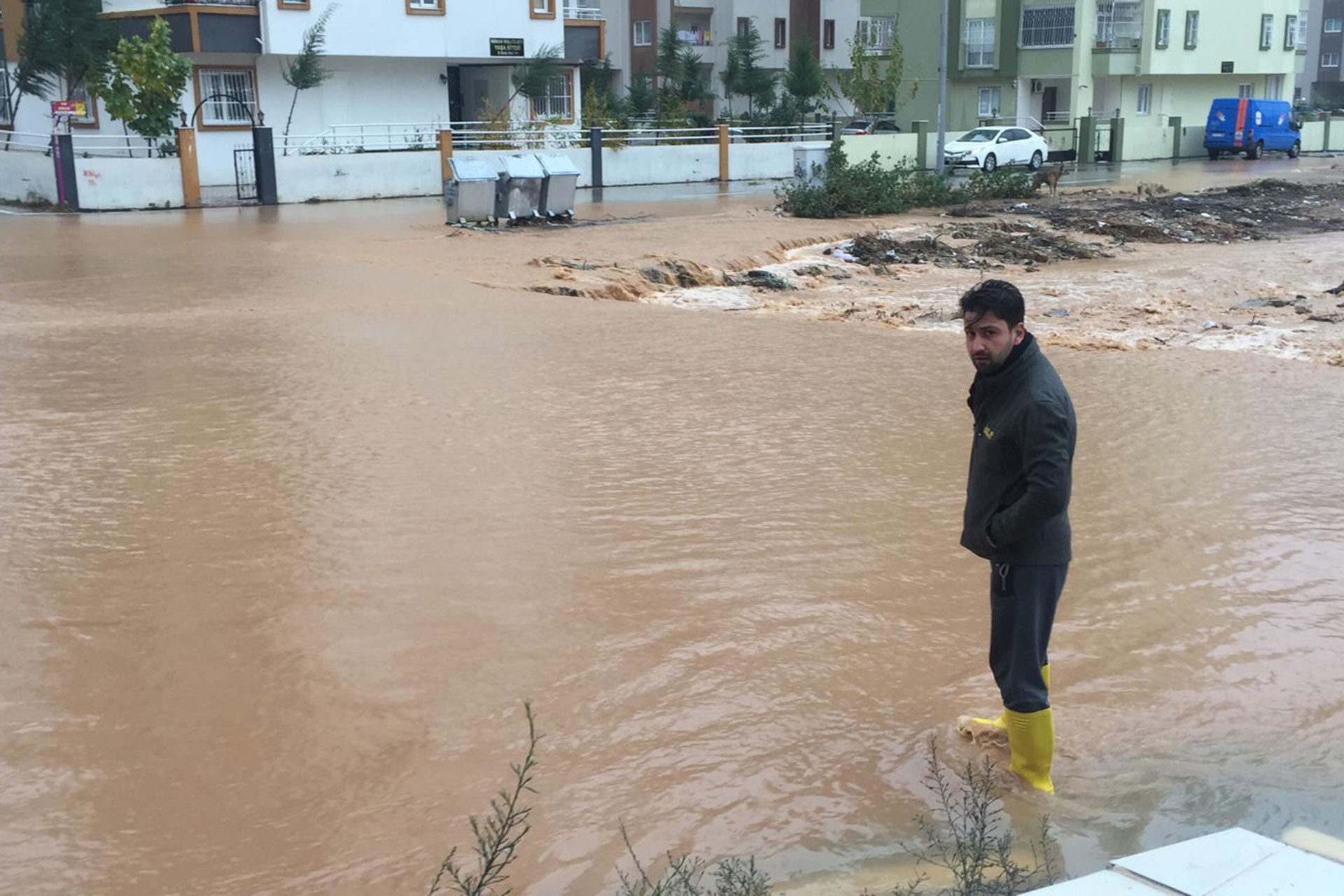 Adana'da sağanak nedeniyle su basan yollar