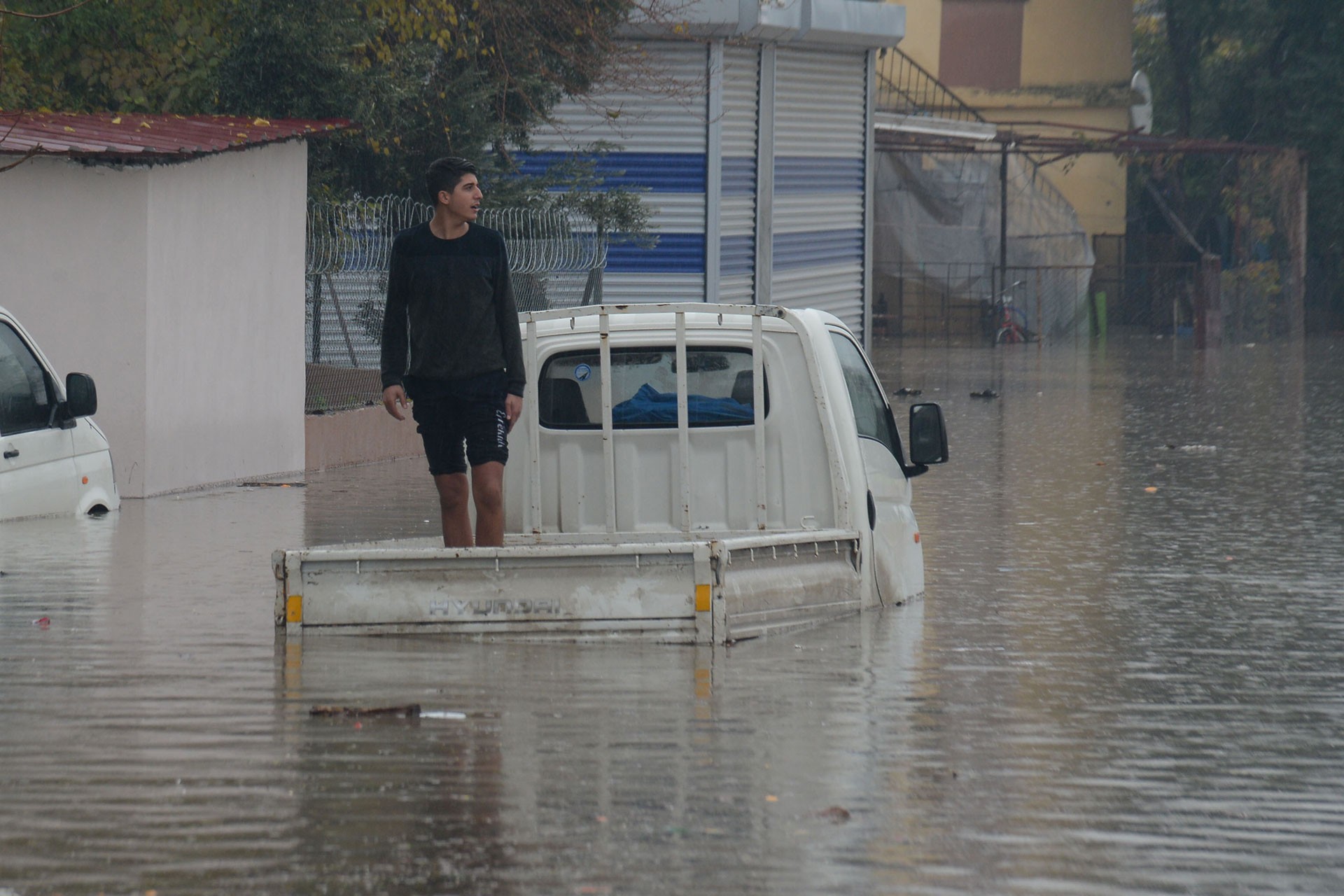 Adana, Antalya ve Mersin'de sağanak: Sokaklar göle döndü, yollar kapandı