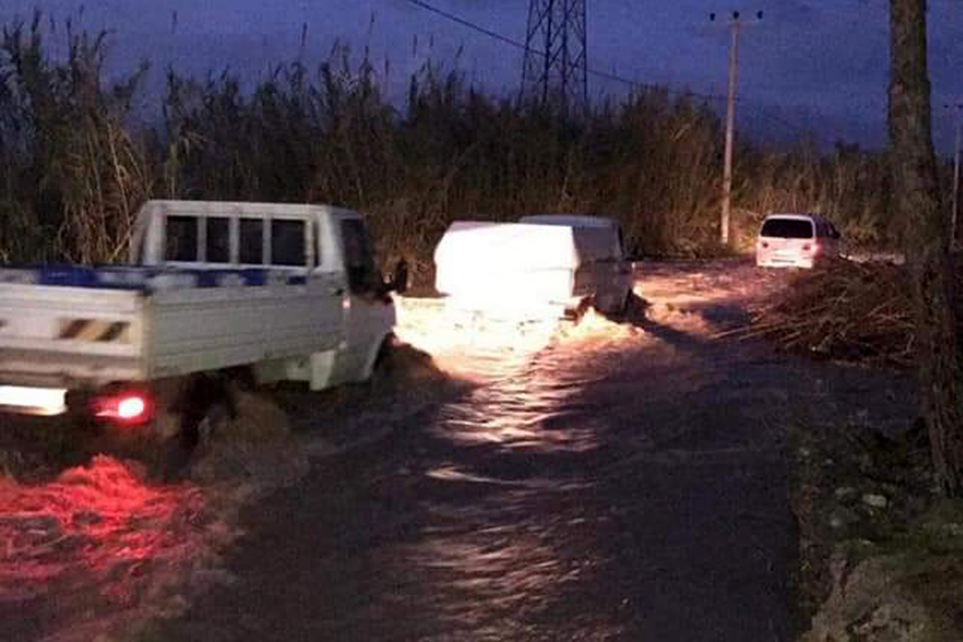 Antalya'nın Serik ilçesinde sağanak nedeniyle su basan yol