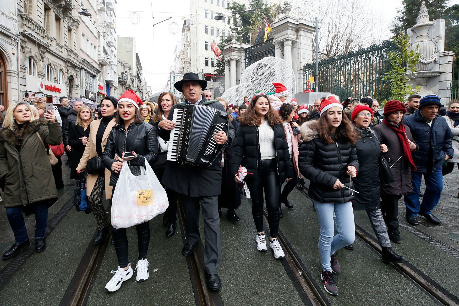 İstiklal Caddesi'nde Noel kutlaması.