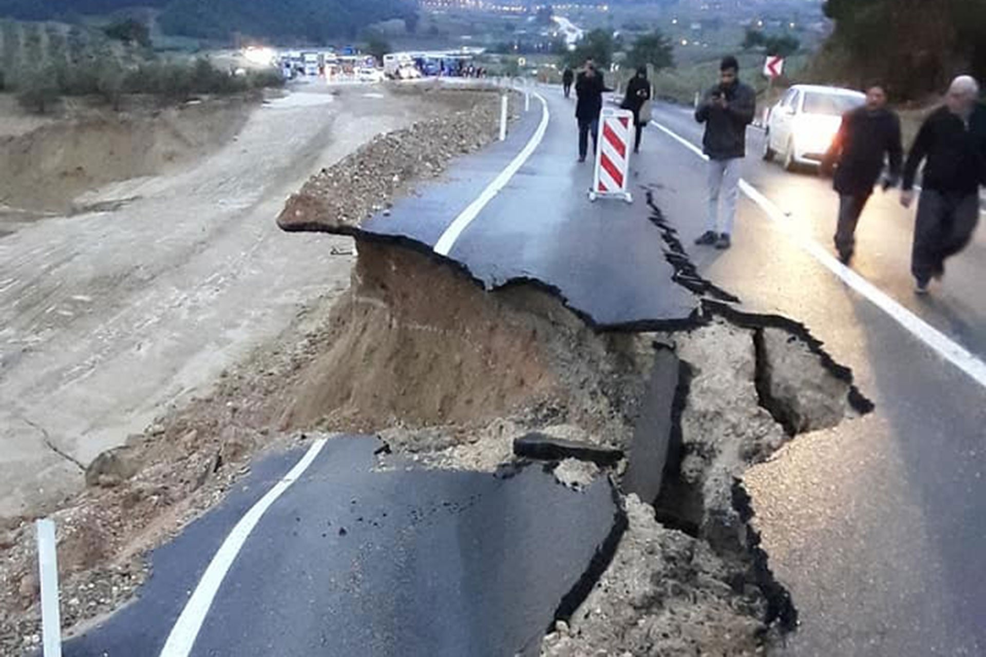 Adana'da sel sonrası çöken yol