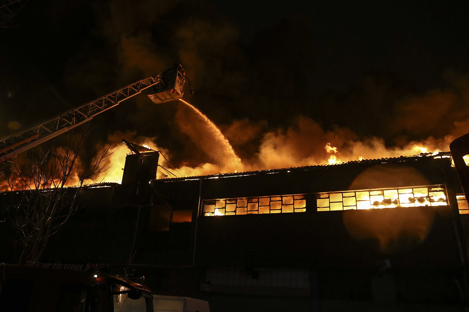 Zeytinburnu'nda iki tekstil fabrikası yandı