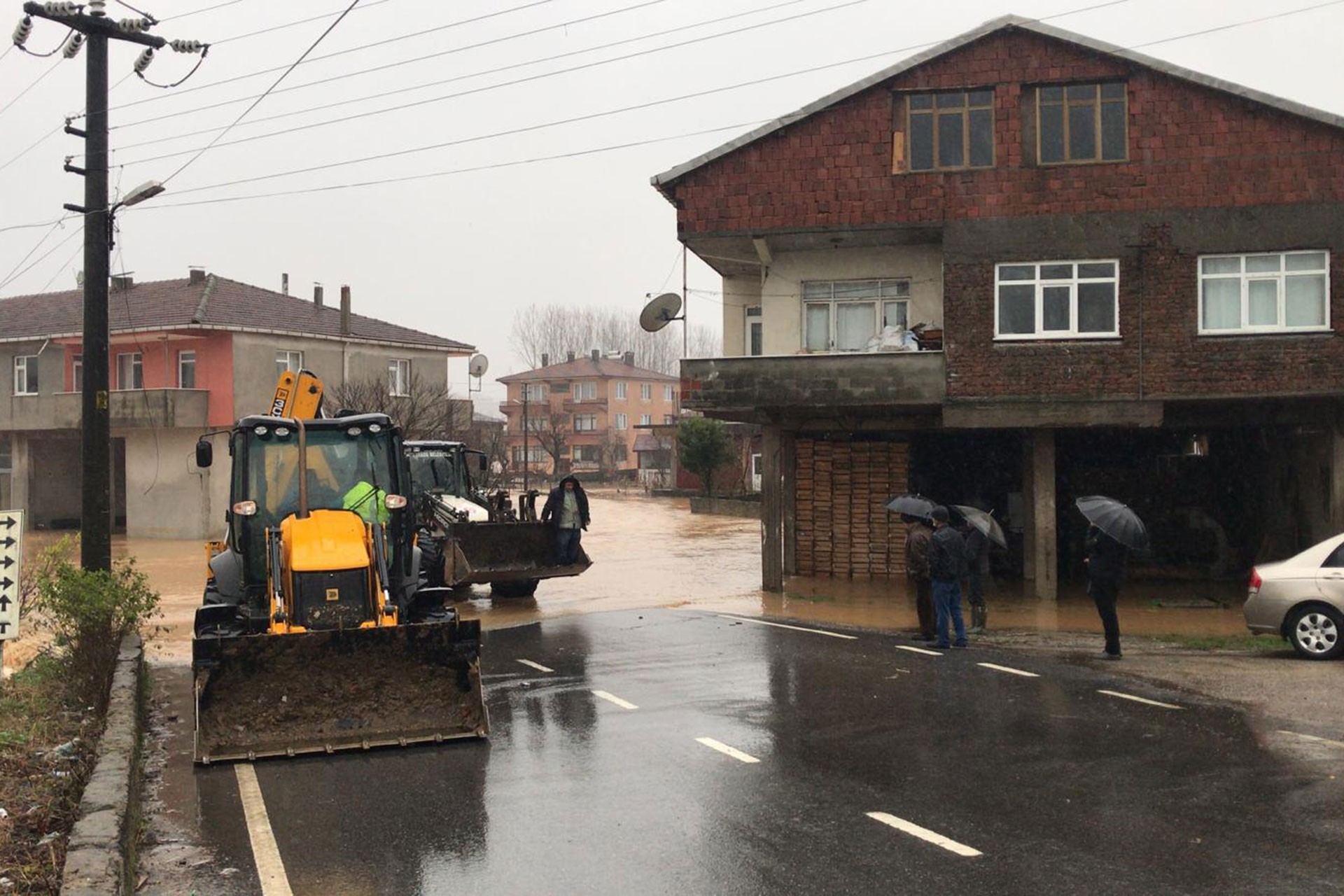 Sakarya'da sağanak su baskınına neden oldu