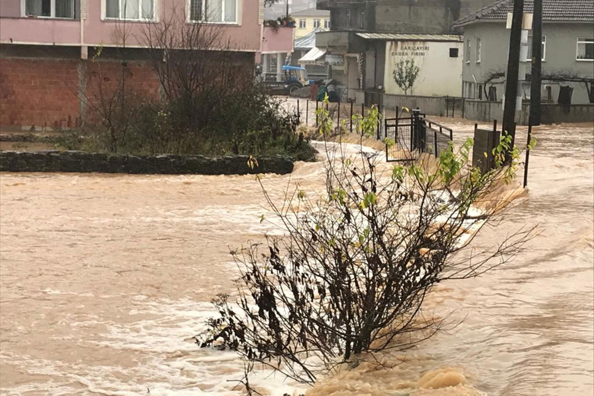 Sakarya'da sağanak sele neden oldu: Karasu ve Kocaali ilçelerini su bastı