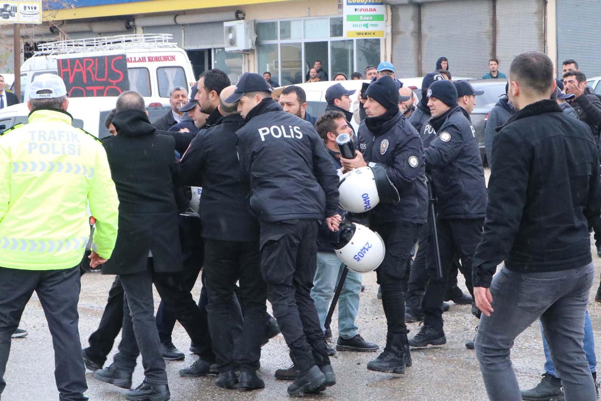 Urffa'da eyelm yapan nakliyeciler gözaltına alınırken