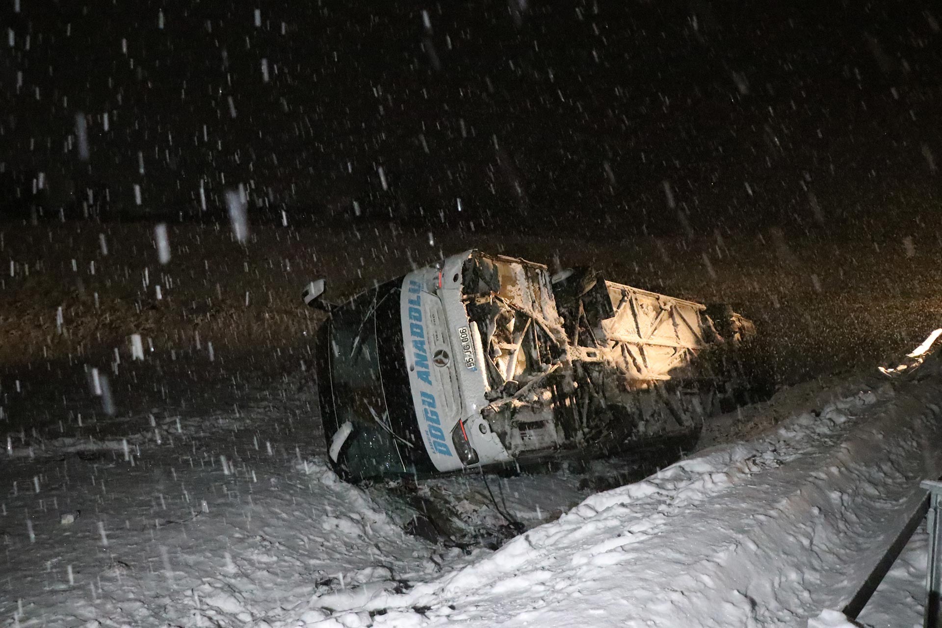 Erzincan'da yolcu otobüsü devrildi, 15 kişi yaralandı