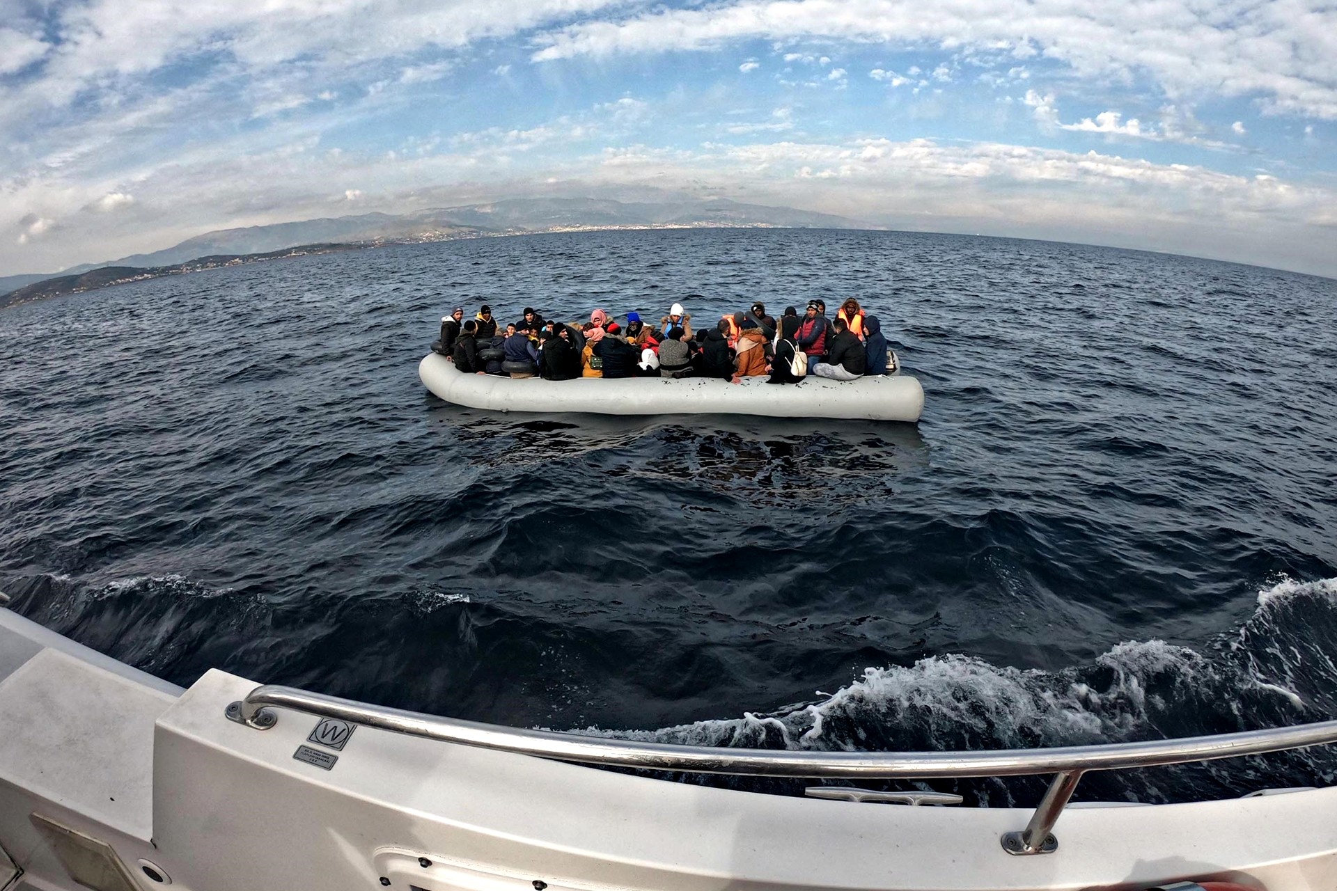 Batı Yunanistan'da mülteci teknesi battı: 12 ölü