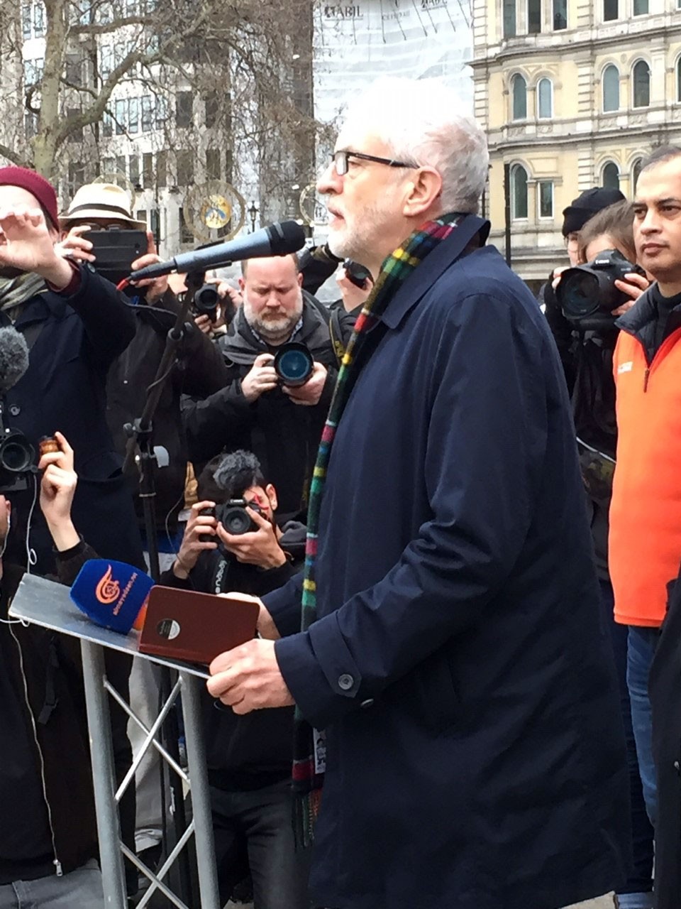 Jeremy Corbyn savaş karşıtı eylemde konuşuyor.