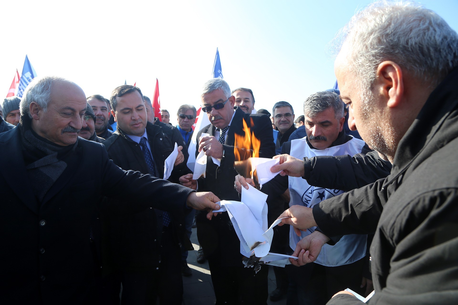 Kamu-Sen üyesi memurlar maaş zammını bordro yakarak protesto etti