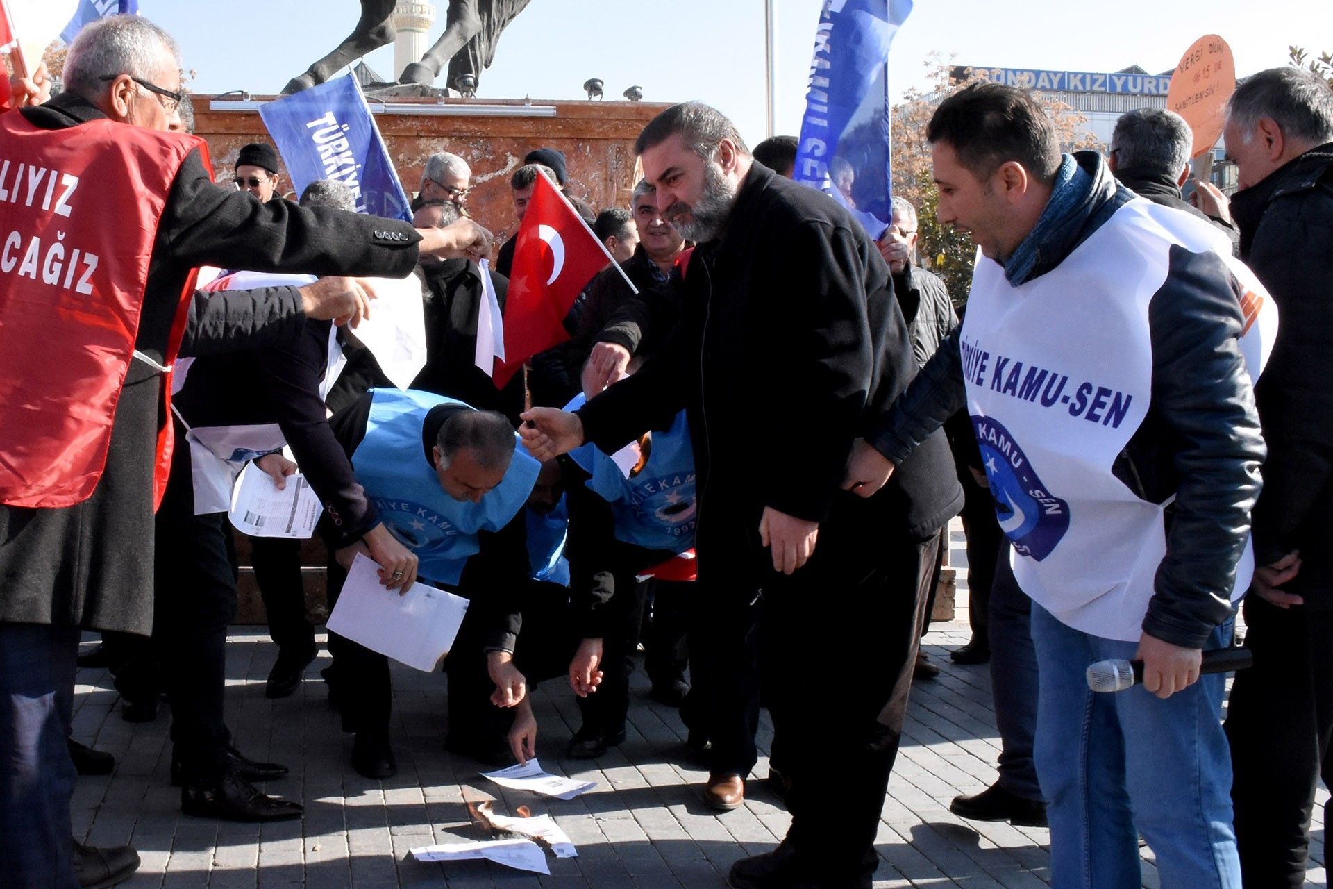 Kırşehir'de Kamu Sen üyeleri bordro yakıyor