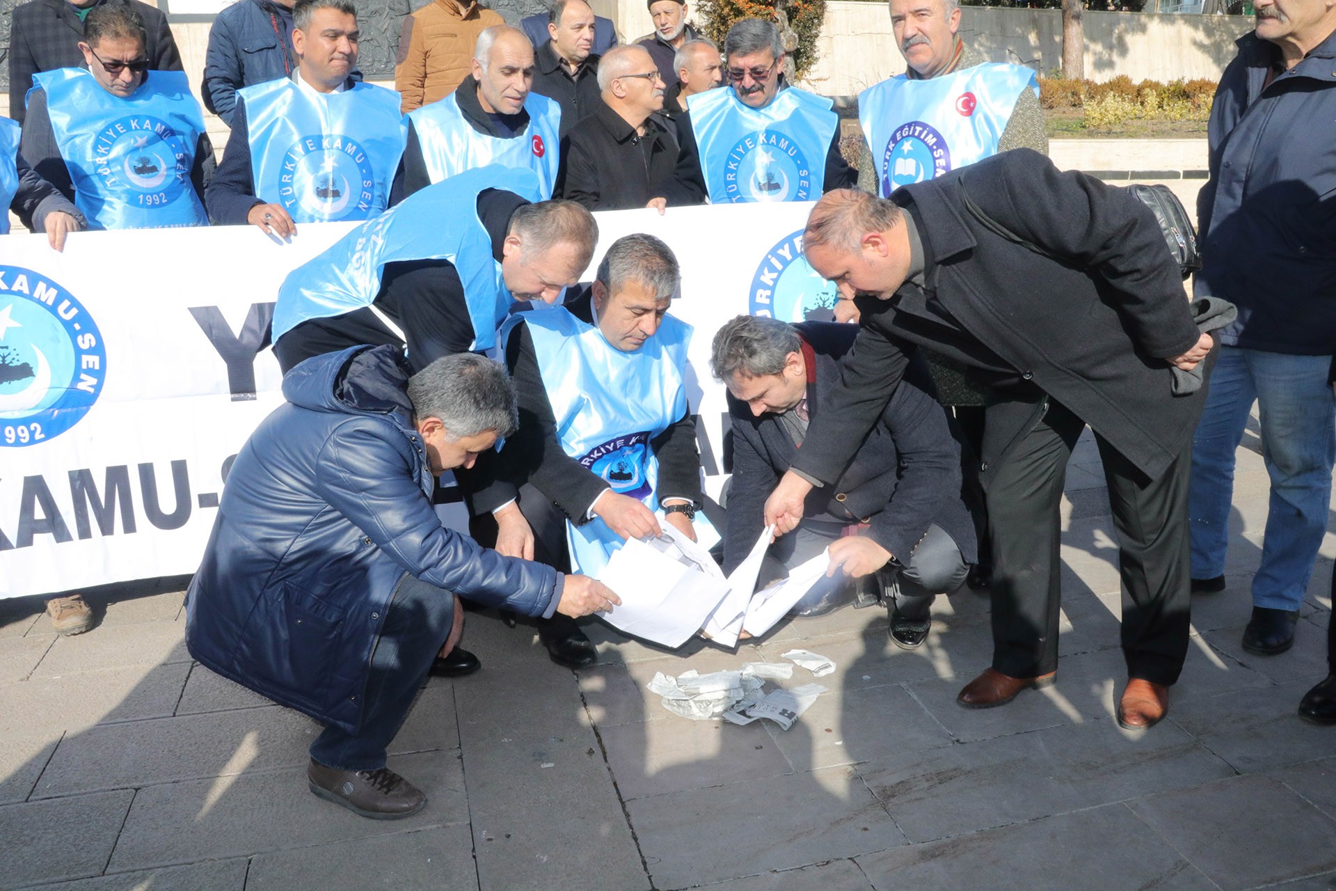 Yozgat'ta Kamu Sen üyeleri bordro yakıyor